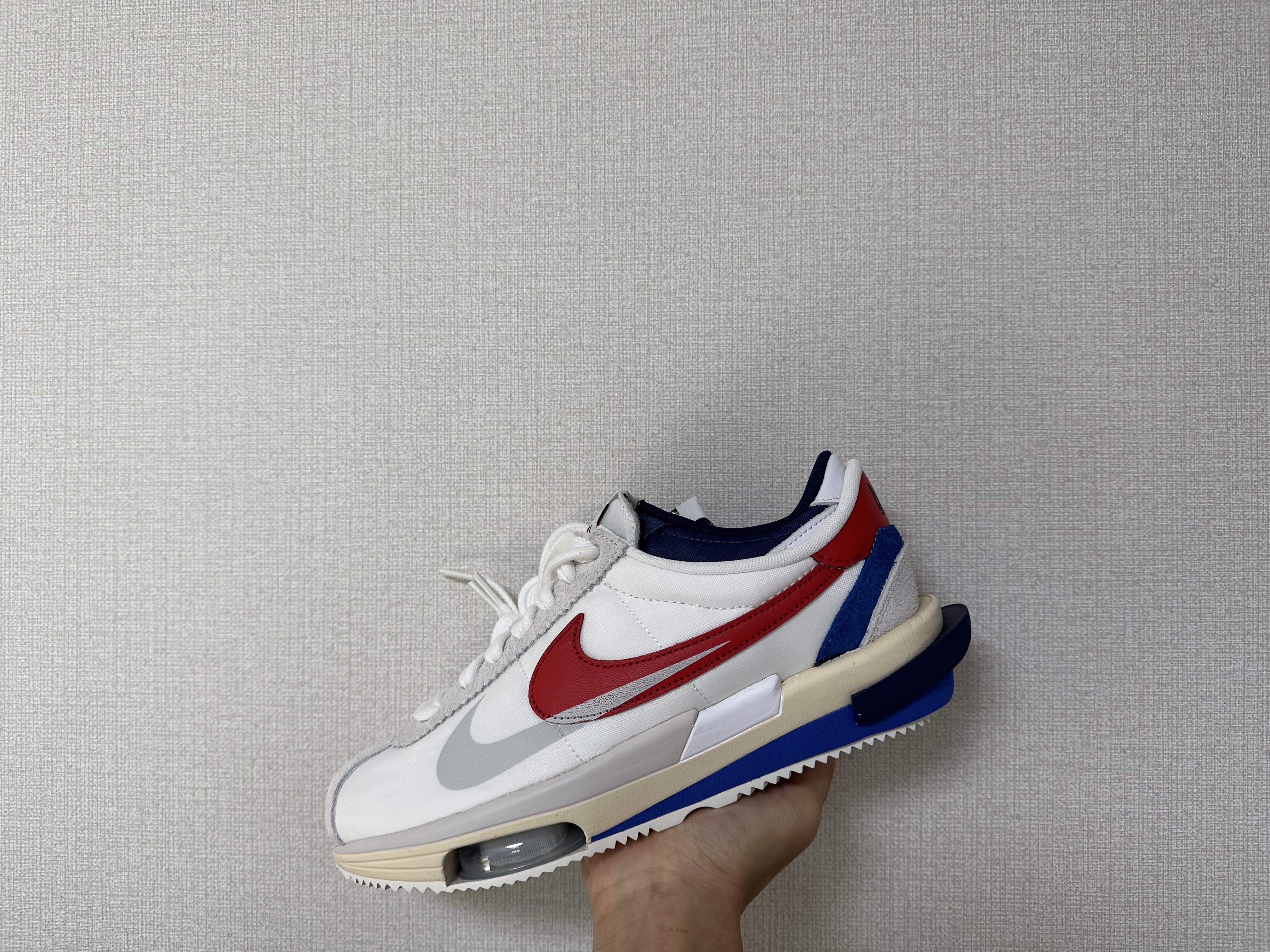 Nike x Sacai Zoom Cortez SP White and University Red 착용 스타일 - 2