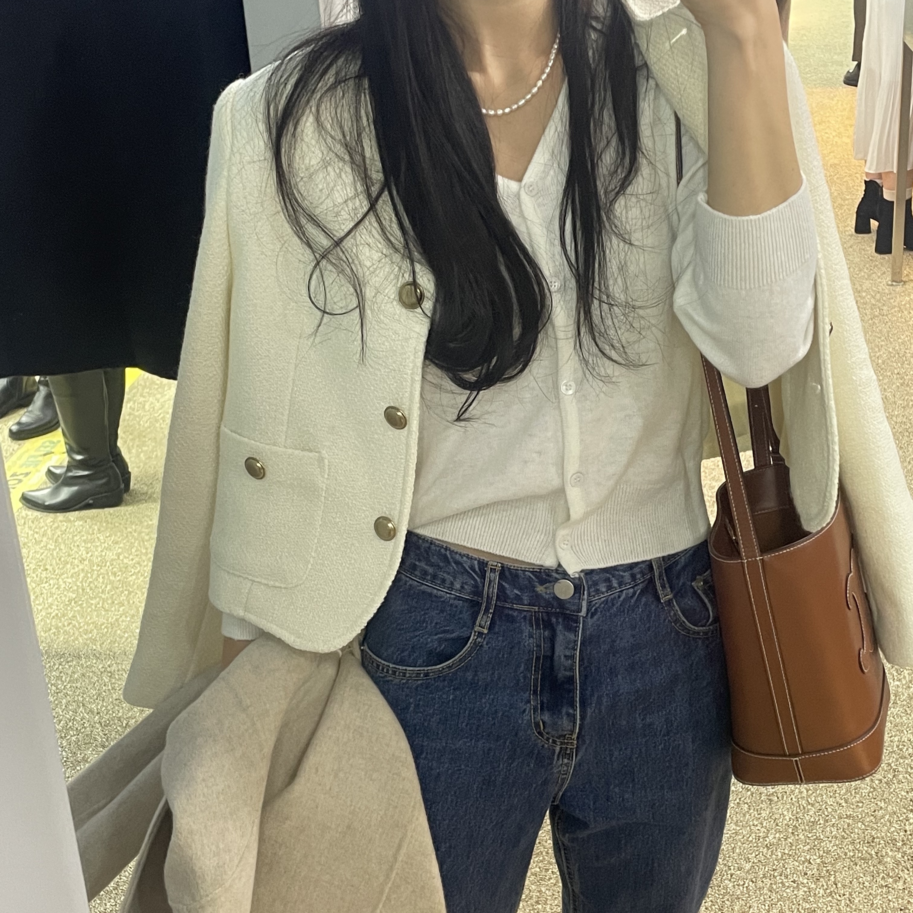 Celine Small Bucket Bag Cuir Triomphe in Smooth Calfskin Tan 착용 스타일 - 2
