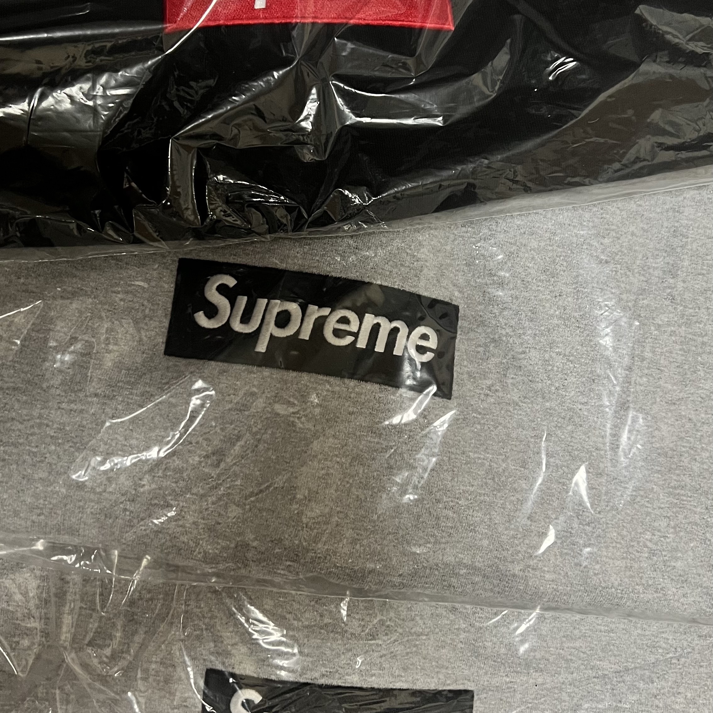 Supreme Box Logo Crewneck Black - 22FW, Supreme Box Logo Crewneck Heather Grey - 22FW 착용 스타일