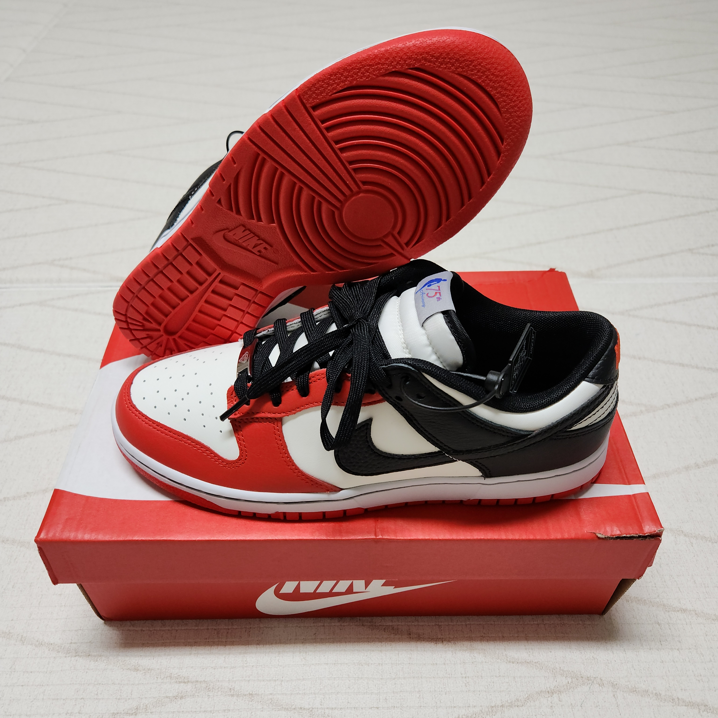 (GS) Nike x NBA Dunk Low Black and Chile Red, Nike x NBA Dunk Low Retro EMB Black and Chile Red 착용 스타일 - 1