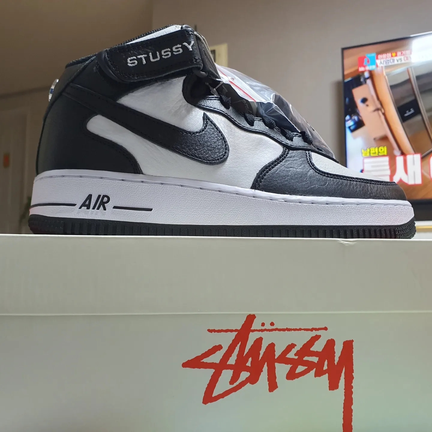 Nike x Stussy Air Force 1 '07 Mid SP Black and Light Bone 착용 스타일 - 4