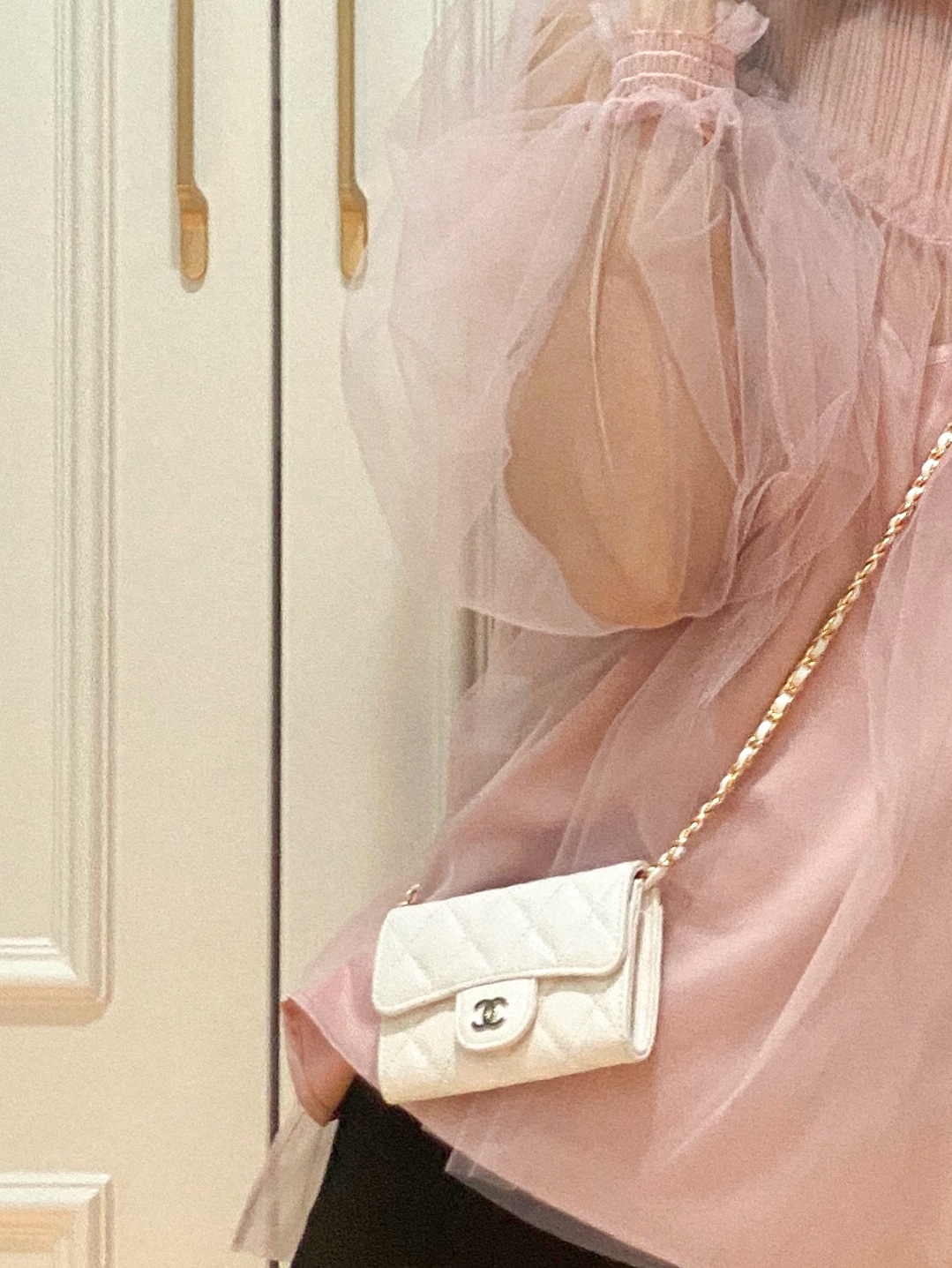 Chanel Classic Card Holder Grained Shiny Calfskin & Gold White 착용 스타일