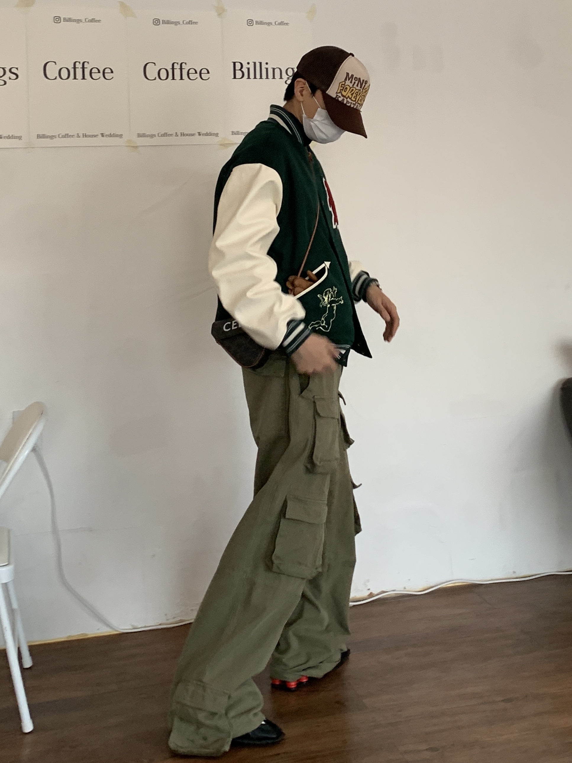 Nike x Martine Rose Shox MR4 Black, Celine Triangle Bag in Triomphe Canvas with Celine Print Tan 착용 스타일 - 4