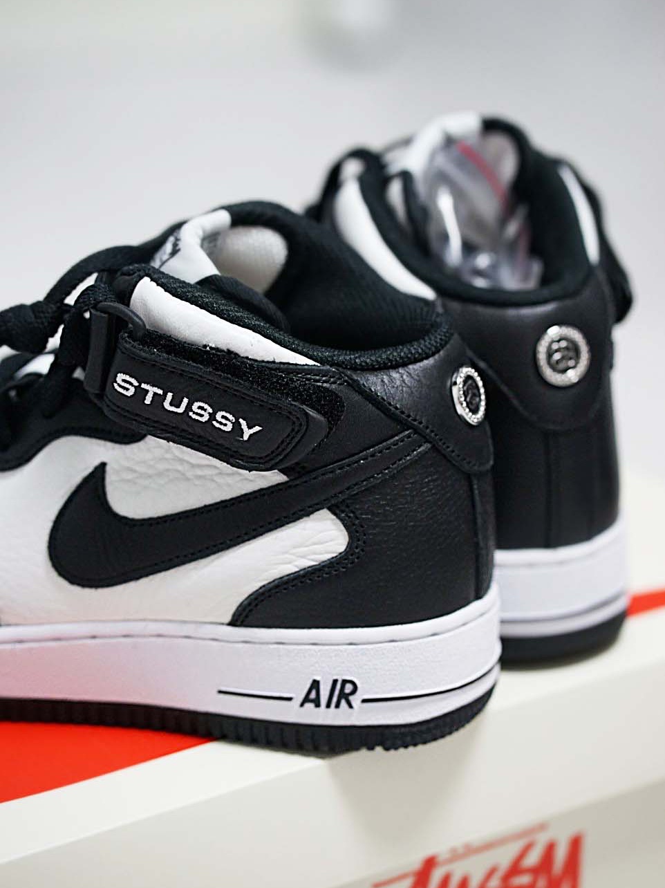 Nike x Stussy Air Force 1 '07 Mid SP Black and Light Bone 착용 스타일 - 1