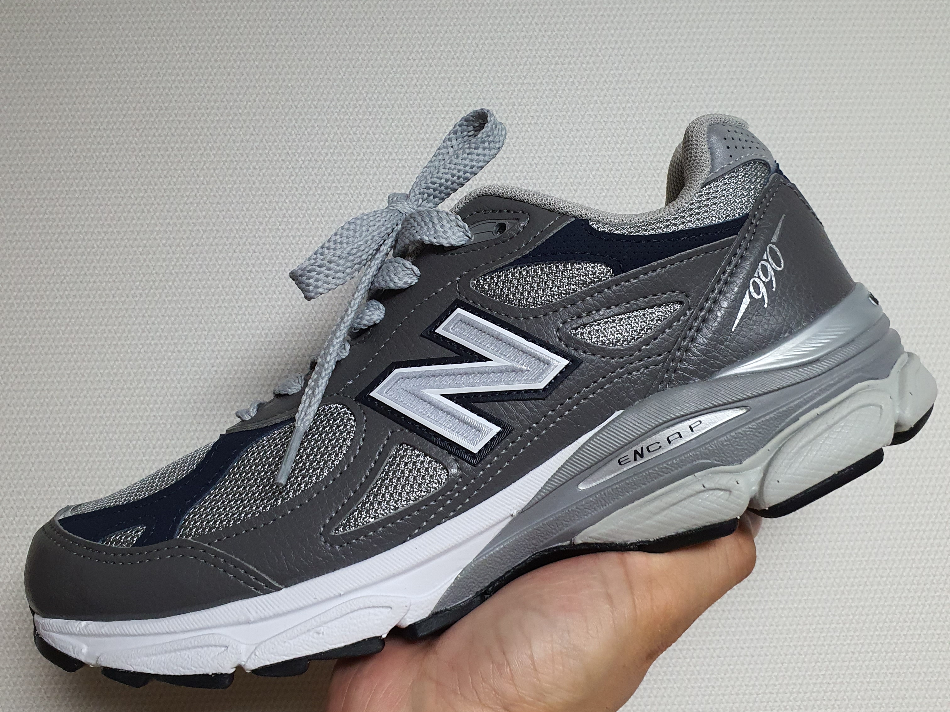New Balance 990v3 Made in USA Smokey Grey Navy 착용 스타일 - 1