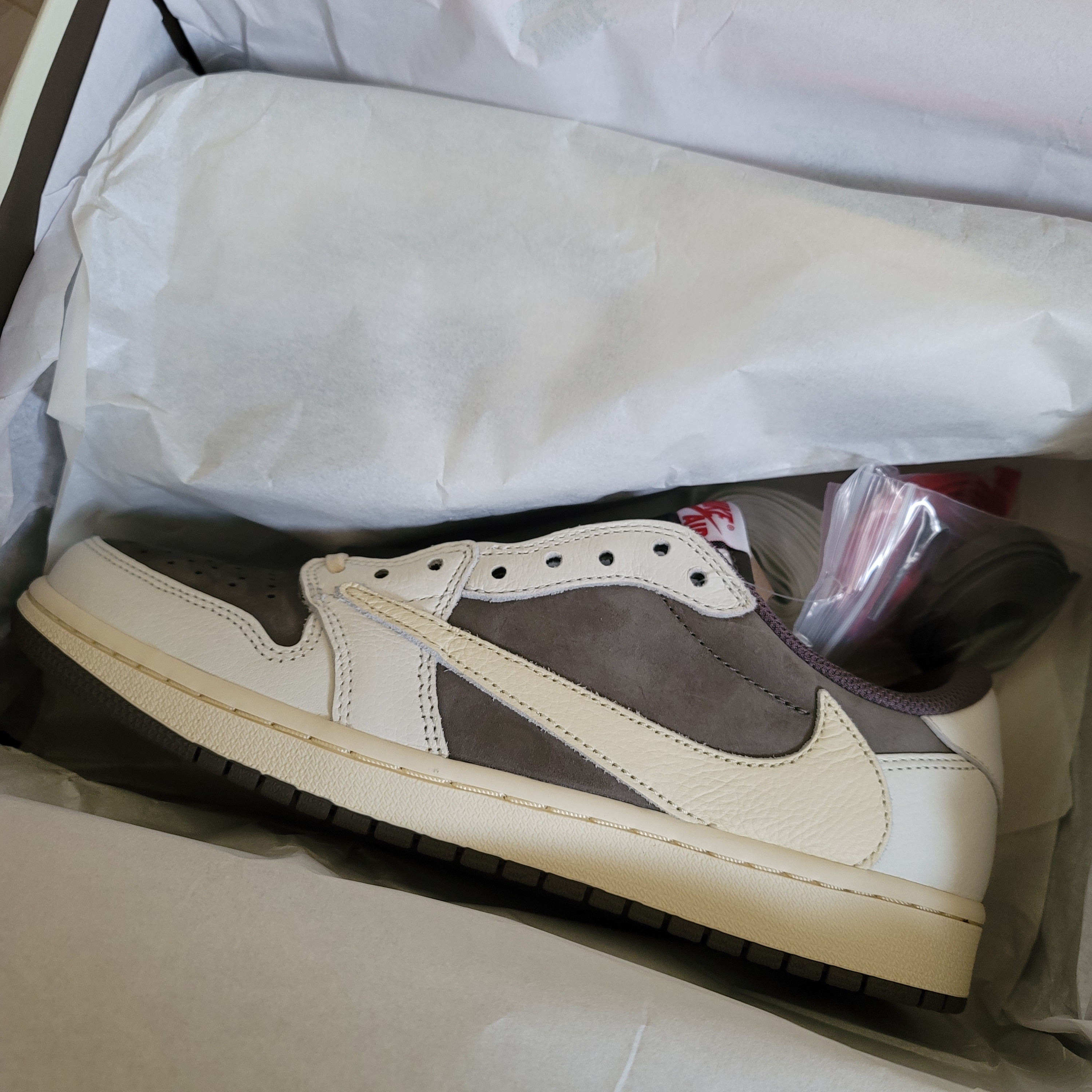 Jordan 1 x Travis Scott Retro Low OG SP Sail and Ridgerock 착용 스타일
