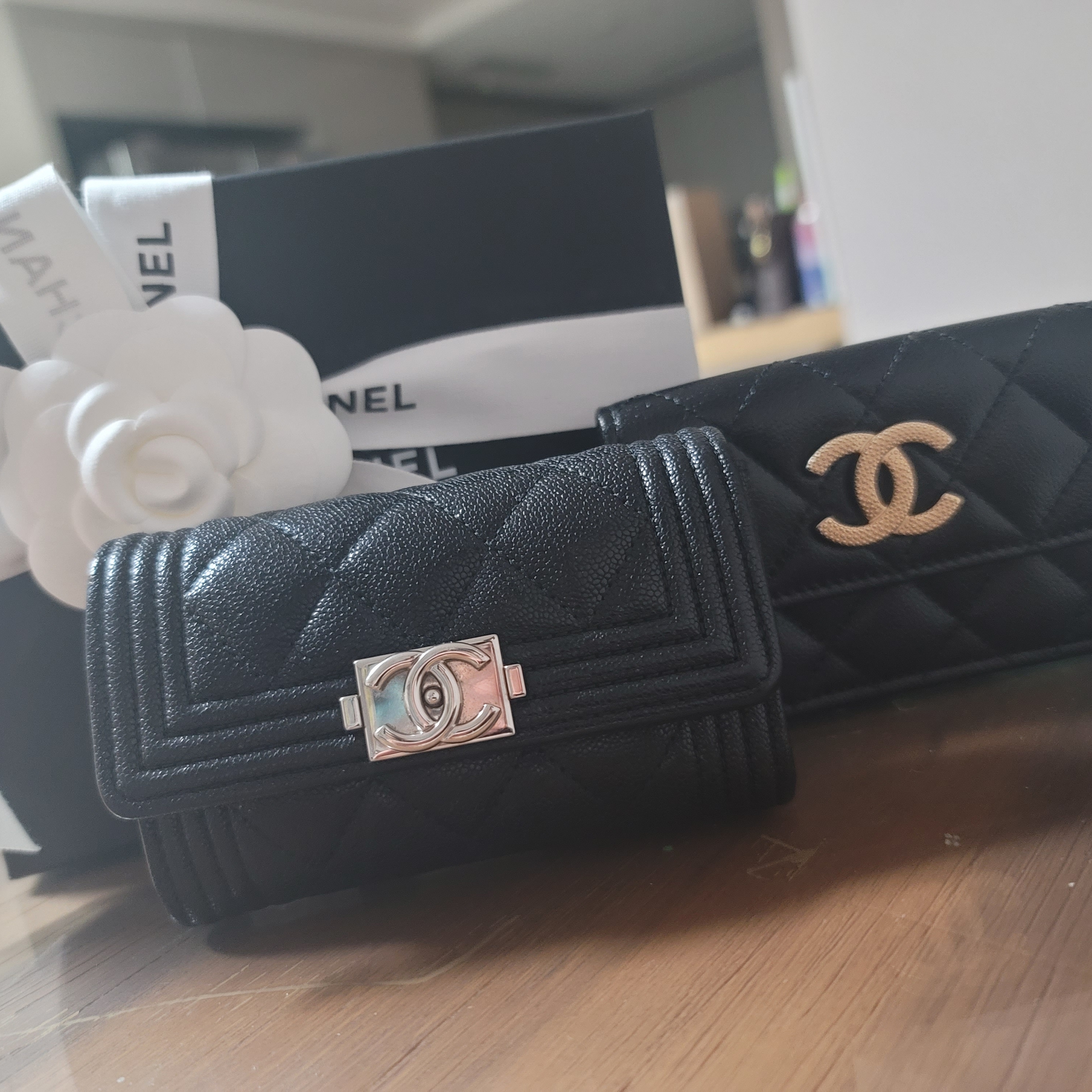 Chanel Small Flap Wallet Grained Calfskin & Gold Black 착용 스타일 - 3