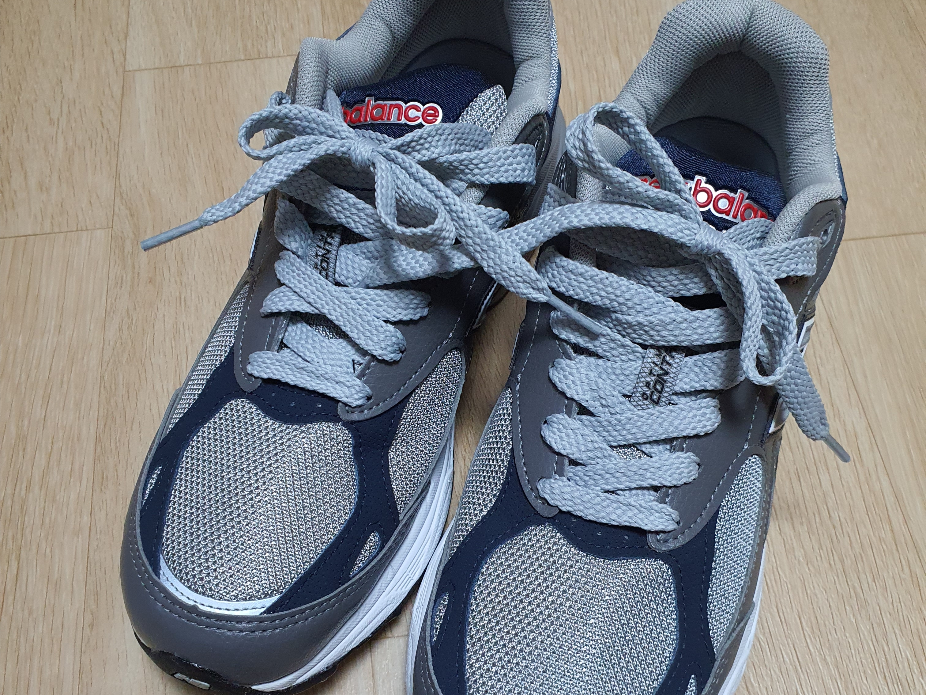 New Balance 990v3 Made in USA Smokey Grey Navy 착용 스타일 - 3