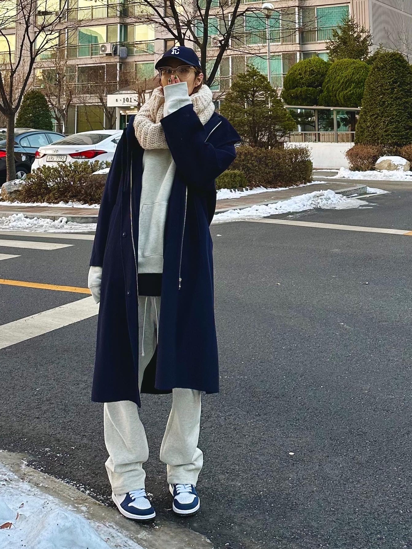 Jordan 1 Retro High OG CO.JP Midnight Navy, Essentials The Core Collection Hoodie Light Oatmeal 착용 스타일 - 3