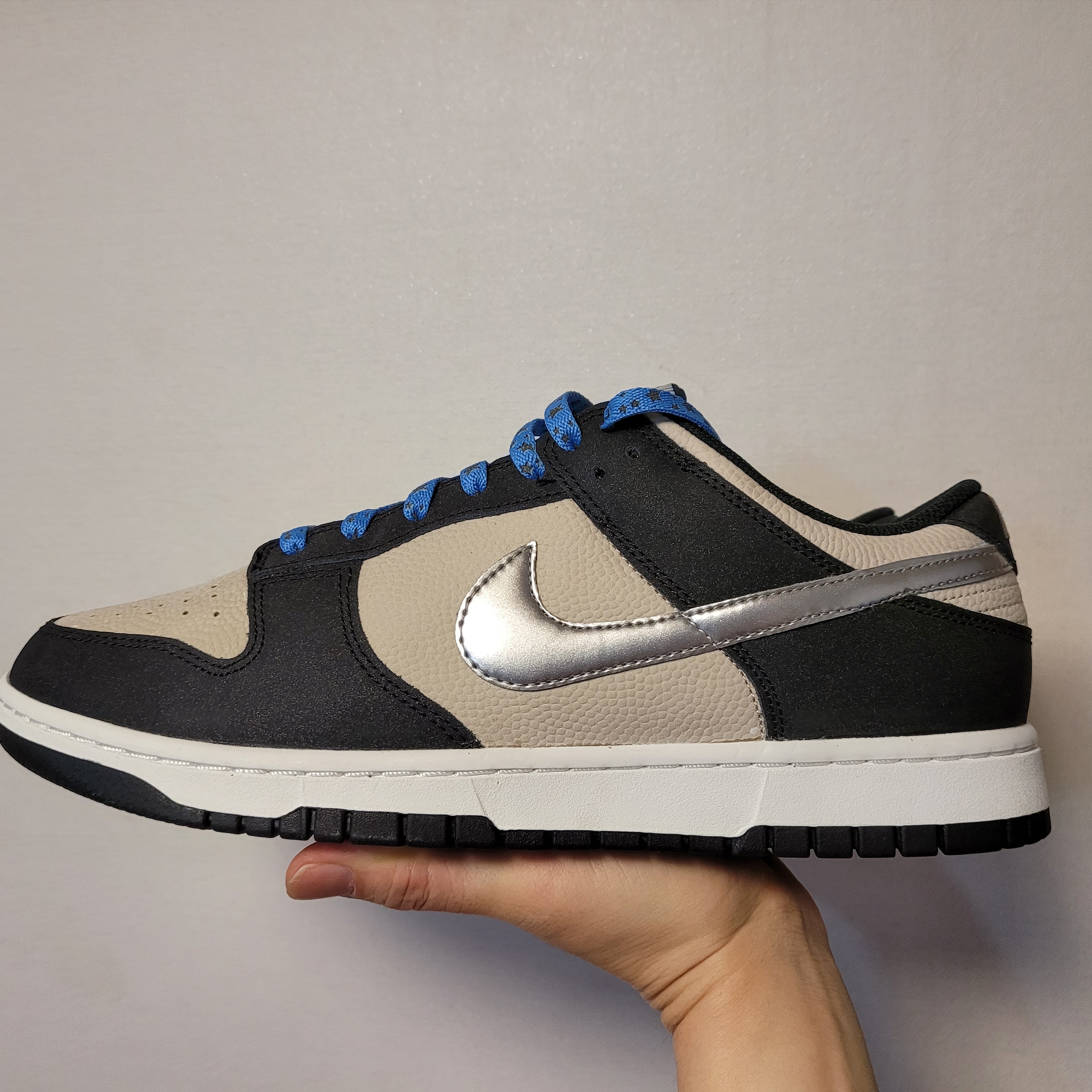 (W) Nike Dunk Low Light Bone Metallic Silver 착용 스타일 - 1