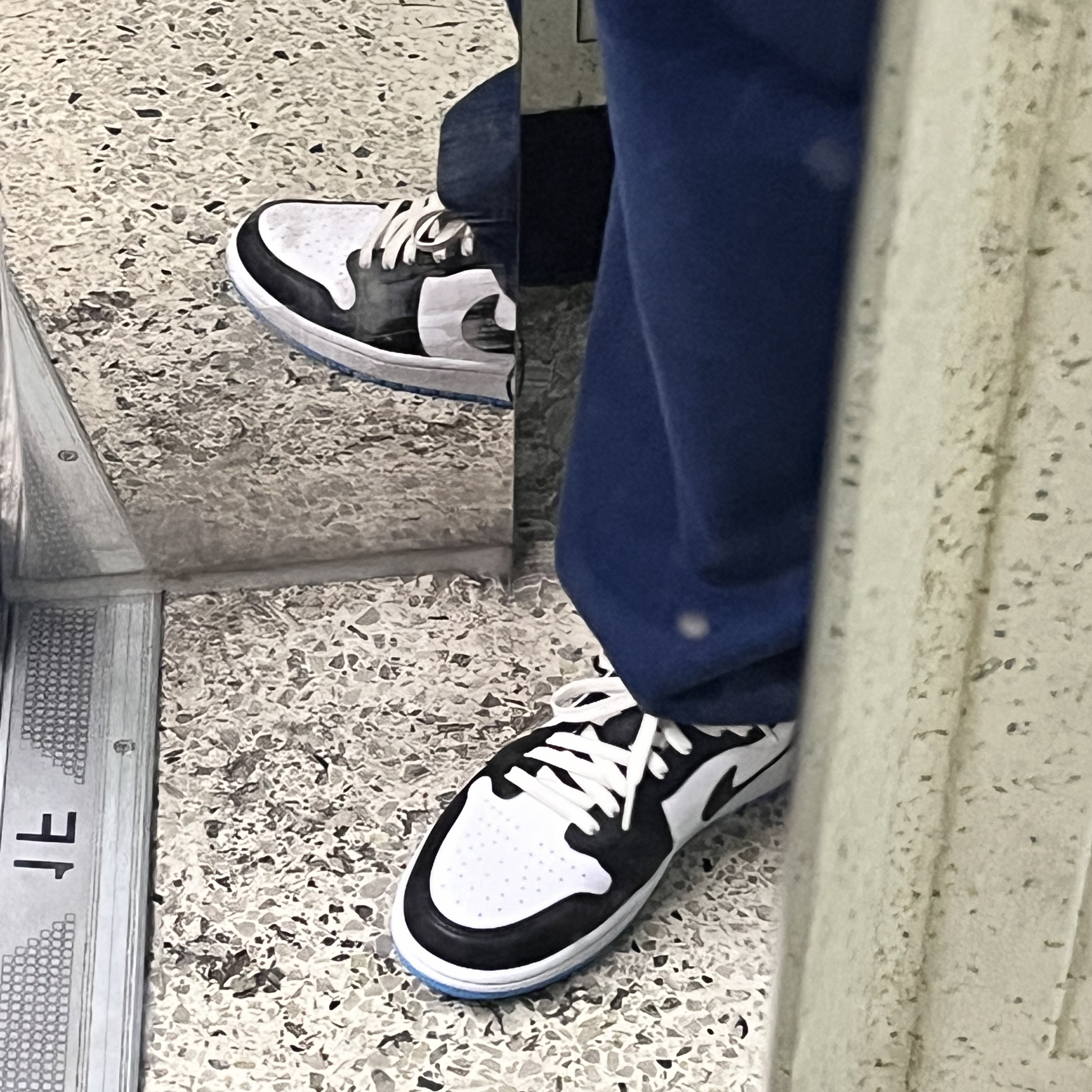 (W) Jordan 1 Retro Low OG Black and Dark Powder Blue 착용 스타일 - 2