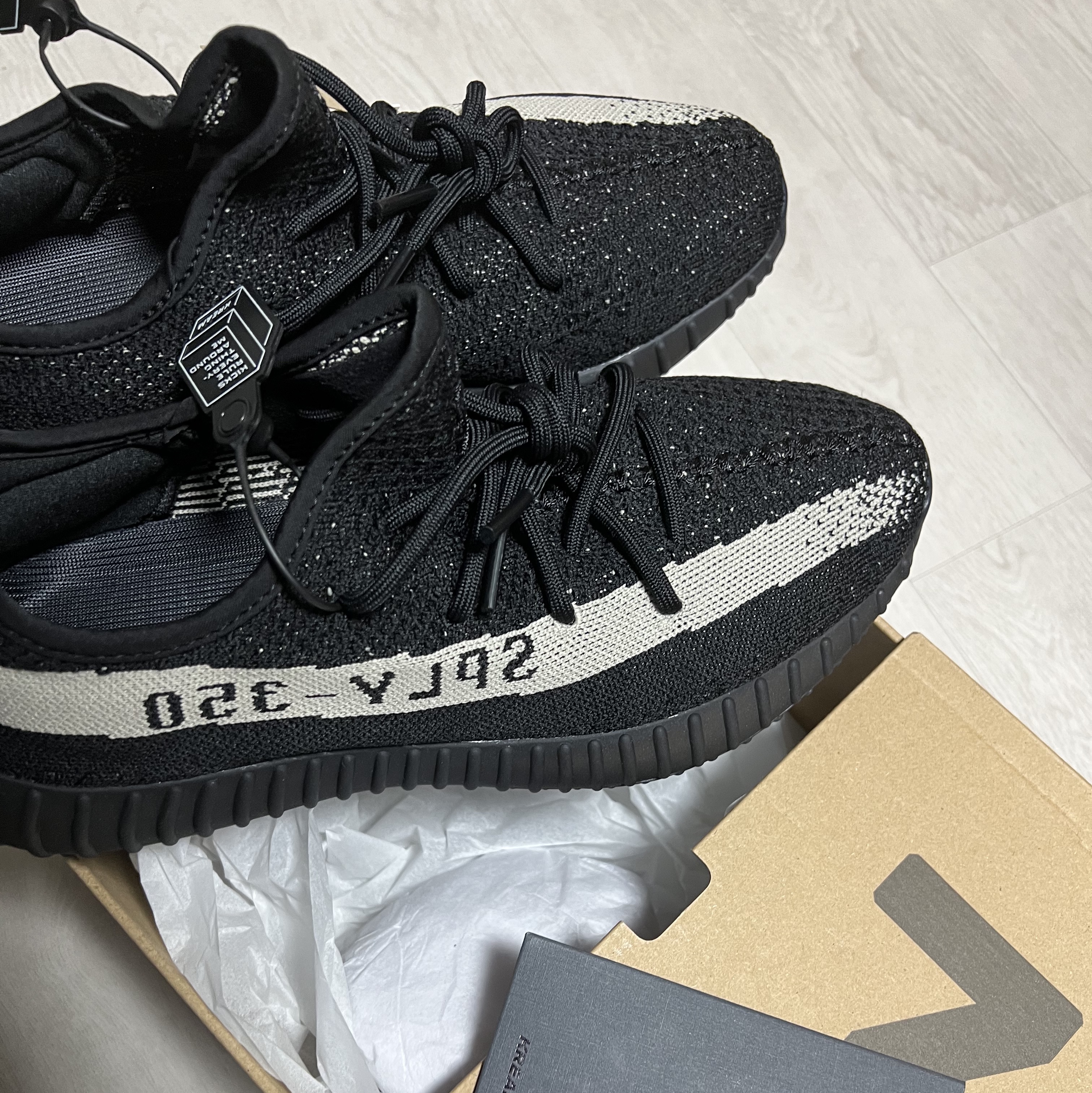 Adidas Yeezy Boost 350 V2 Core Black White 2022 착용 스타일 - 1