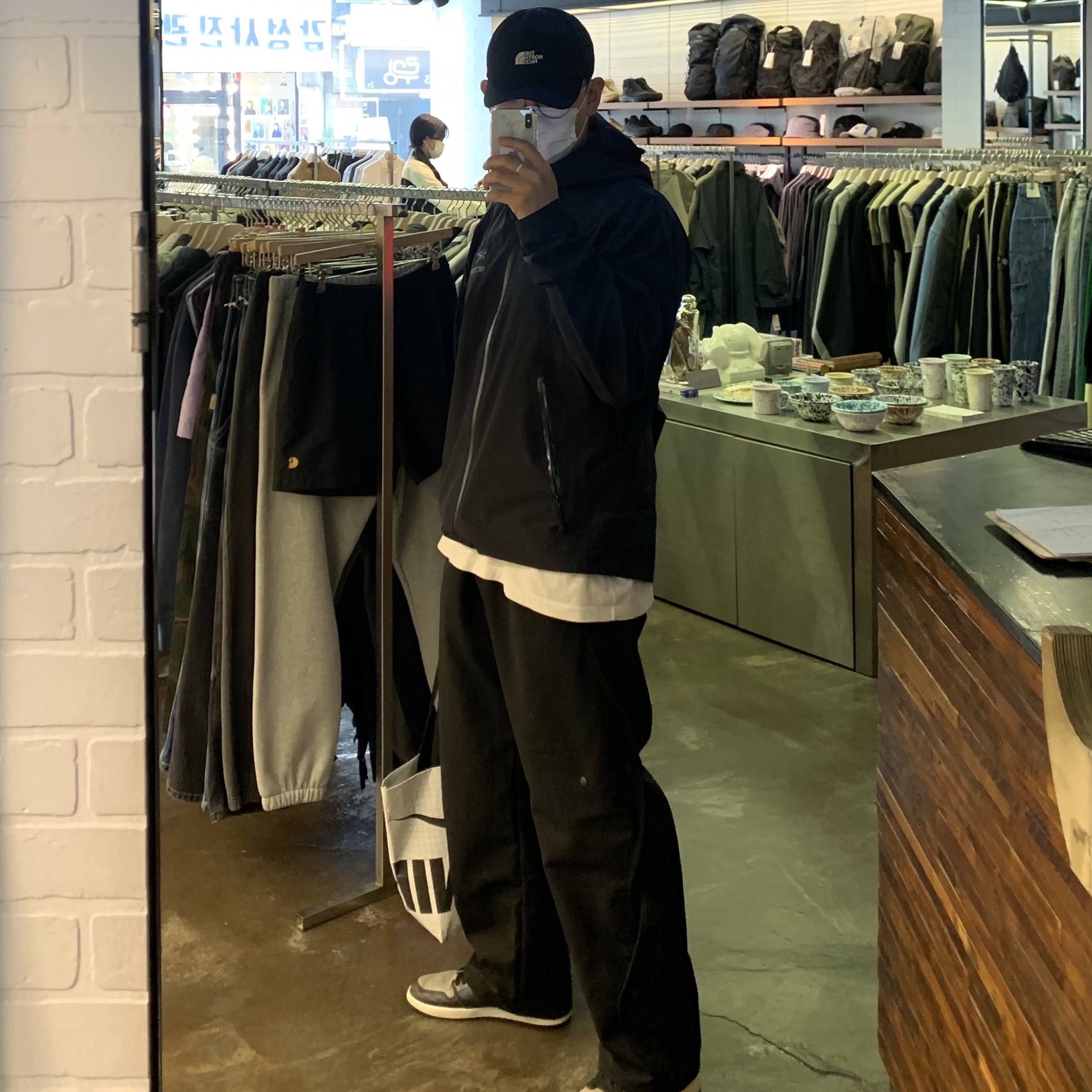 Arc'teryx Beta LT Jacket Black, Sansan Gear Wave Pants Black - 22FW 착용 스타일 - 3