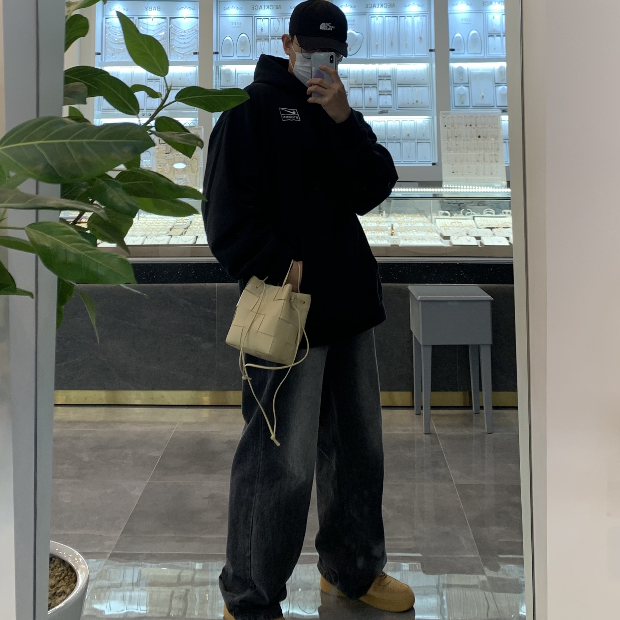 Bottega Veneta Small Leather Cassette Bucket Bag Porridge, Nike x Stussy NRG RA Washed Pullover Hoodie Black (DN4028-010) 착용 스타일