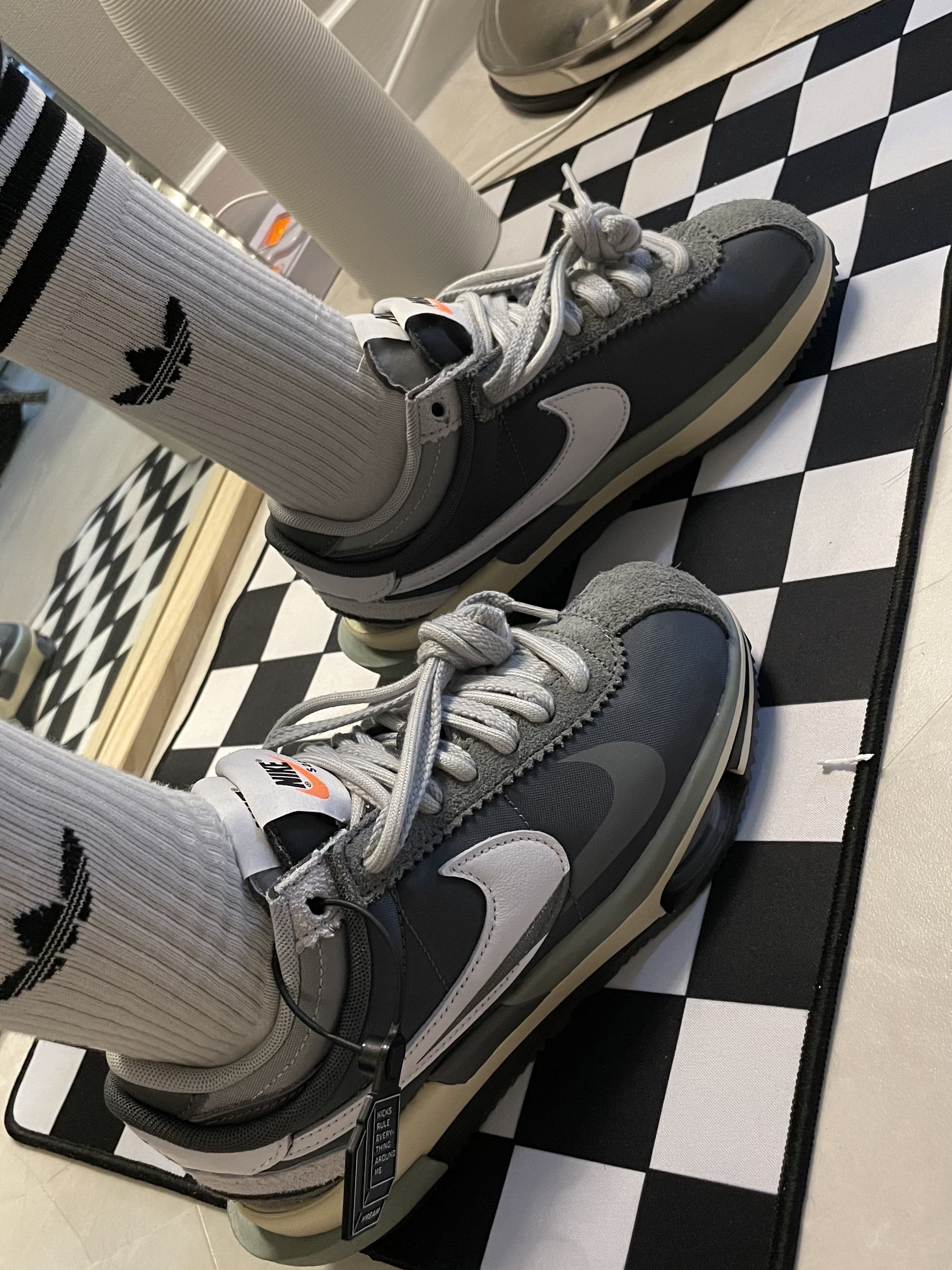 Nike x Sacai Zoom Cortez SP Iron Grey 착용 스타일 - 2