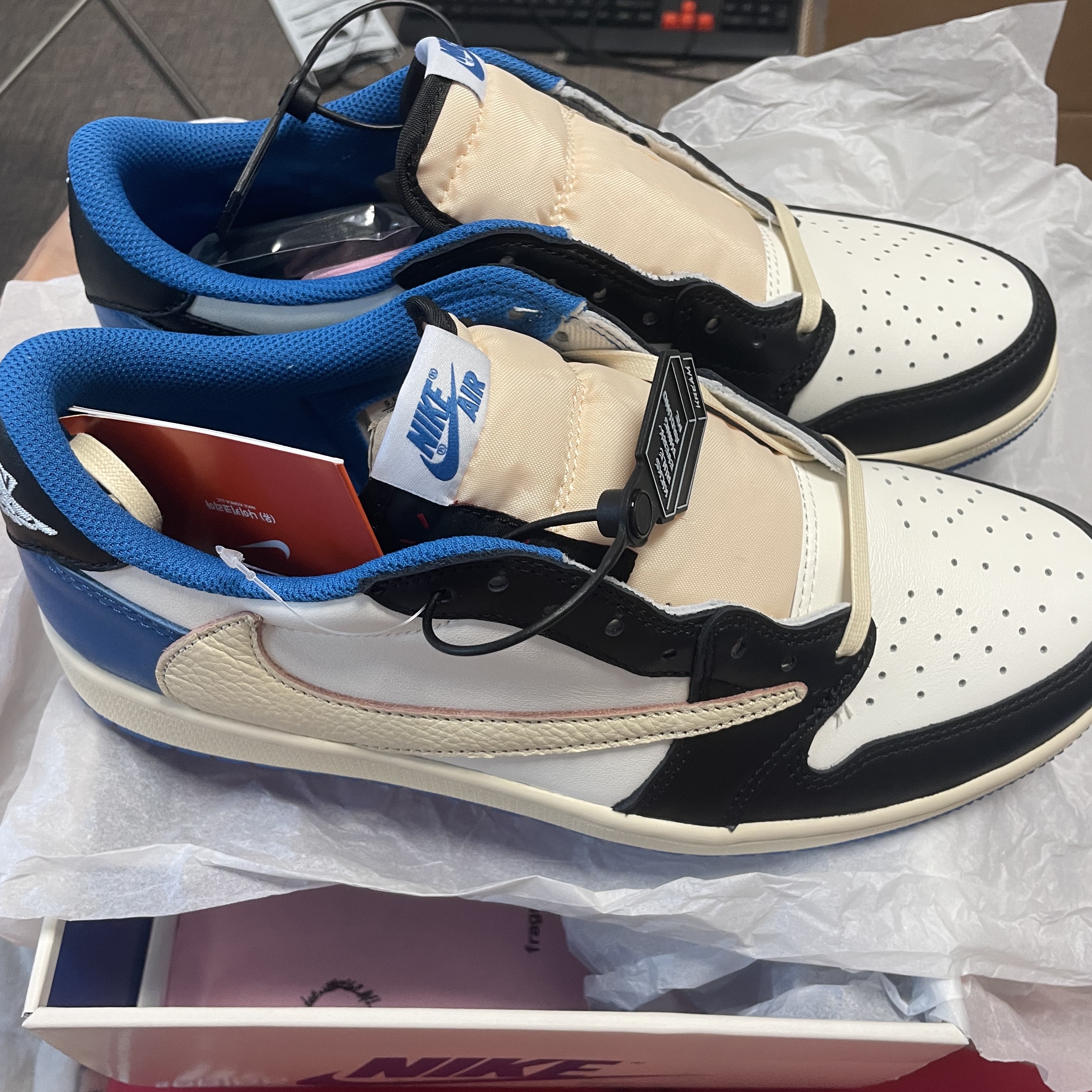 Jordan 1 x Travis Scott x Fragment Retro Low OG SP Military Blue 착용 스타일