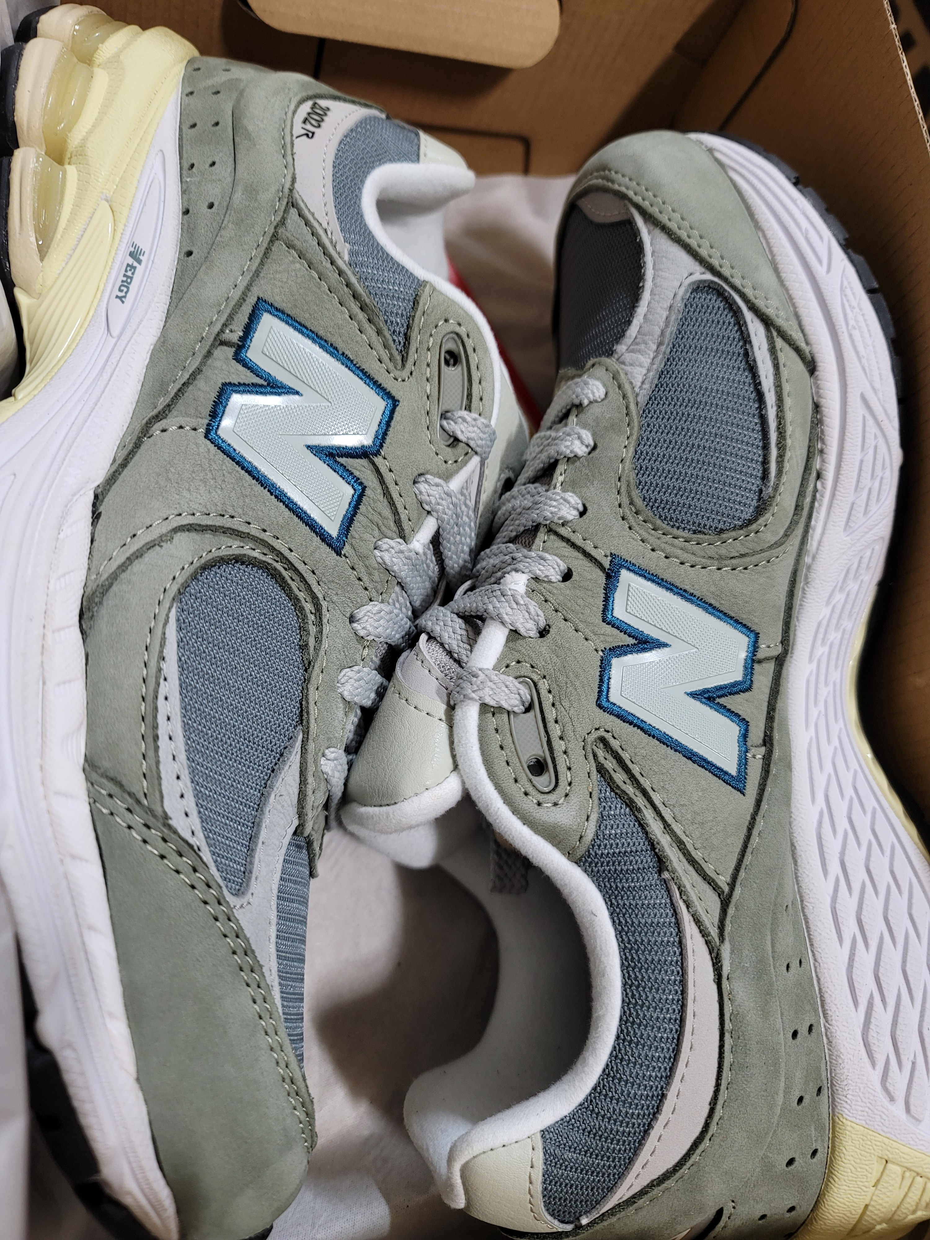 New Balance 2002R Cool Grey 착용 스타일