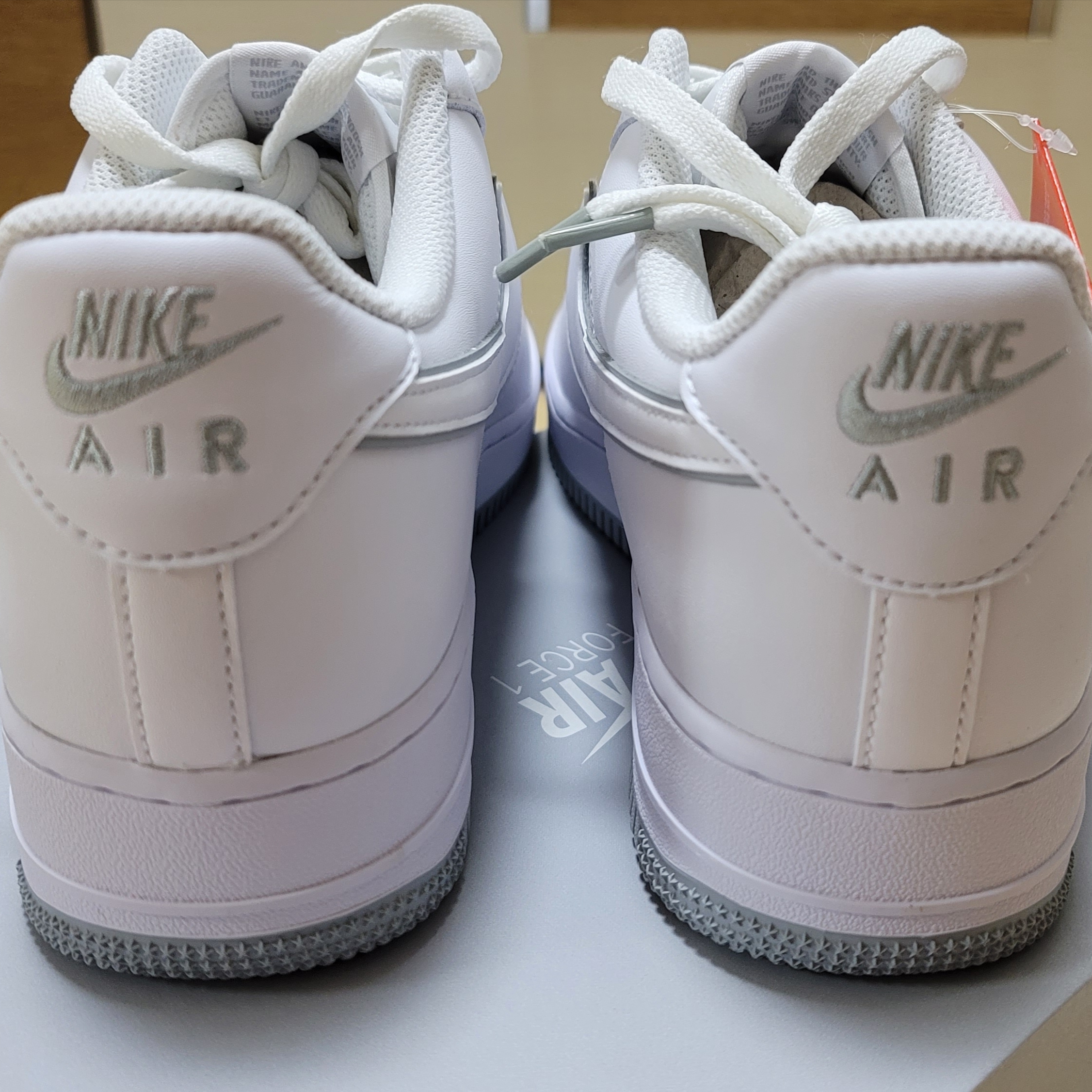 Nike Air Force 1 '07 White Wolf Grey 착용 스타일 - 3
