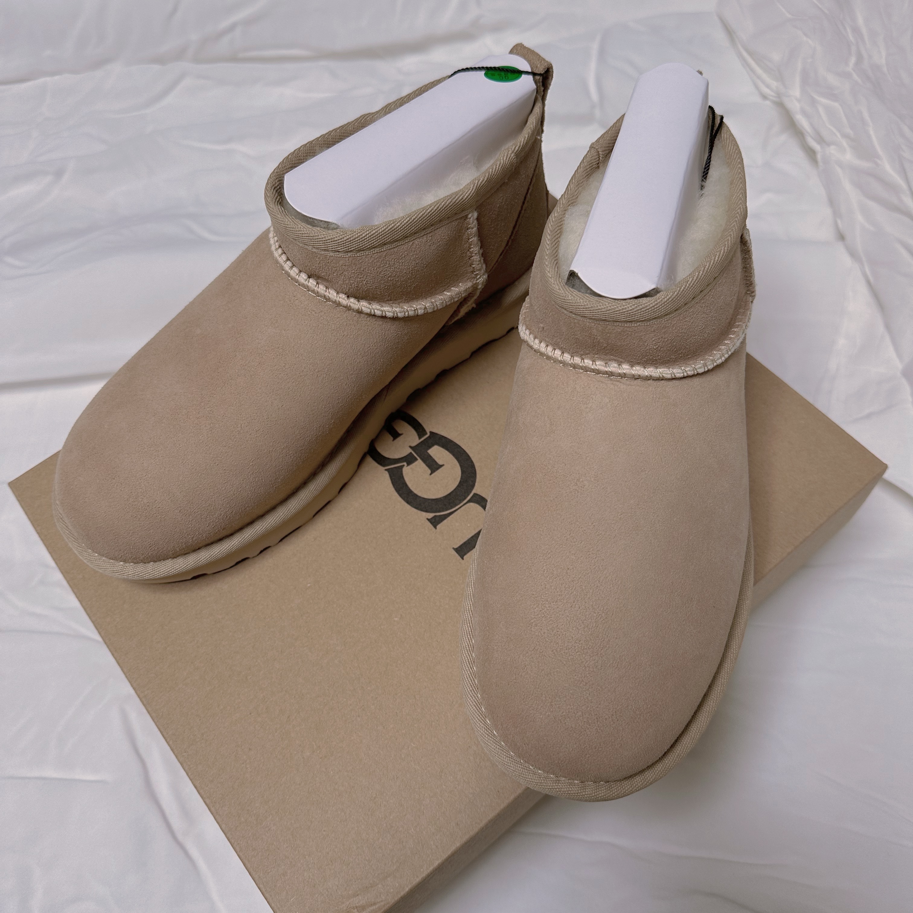 (W) UGG Classic Ultra Mini Boots Sand 착용 스타일
