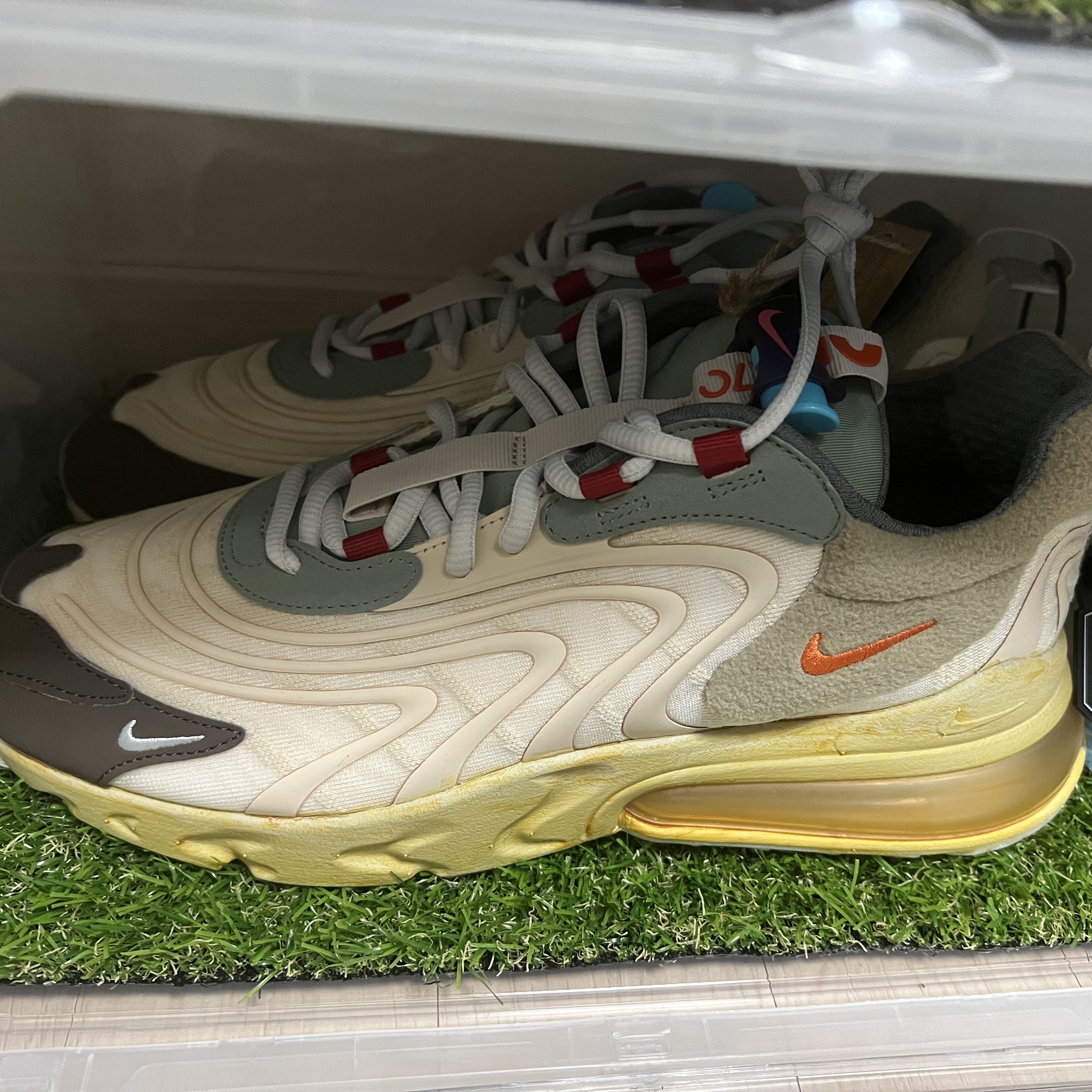 Nike x Travis Scott Air Max 270 React Cactus Trails 착용 스타일 - 1