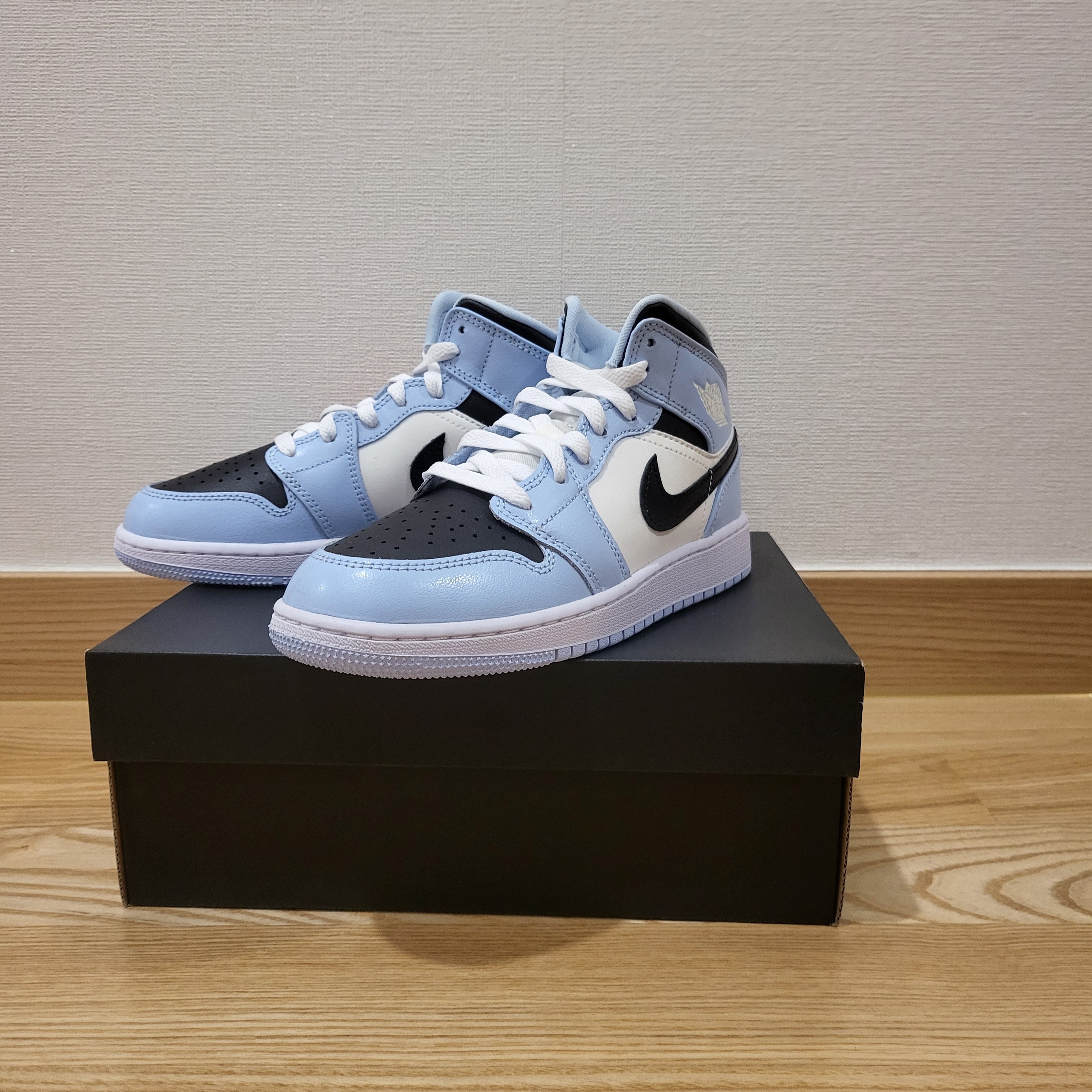 (GS) Jordan 1 Mid Ice Blue Black 착용 스타일 - 1