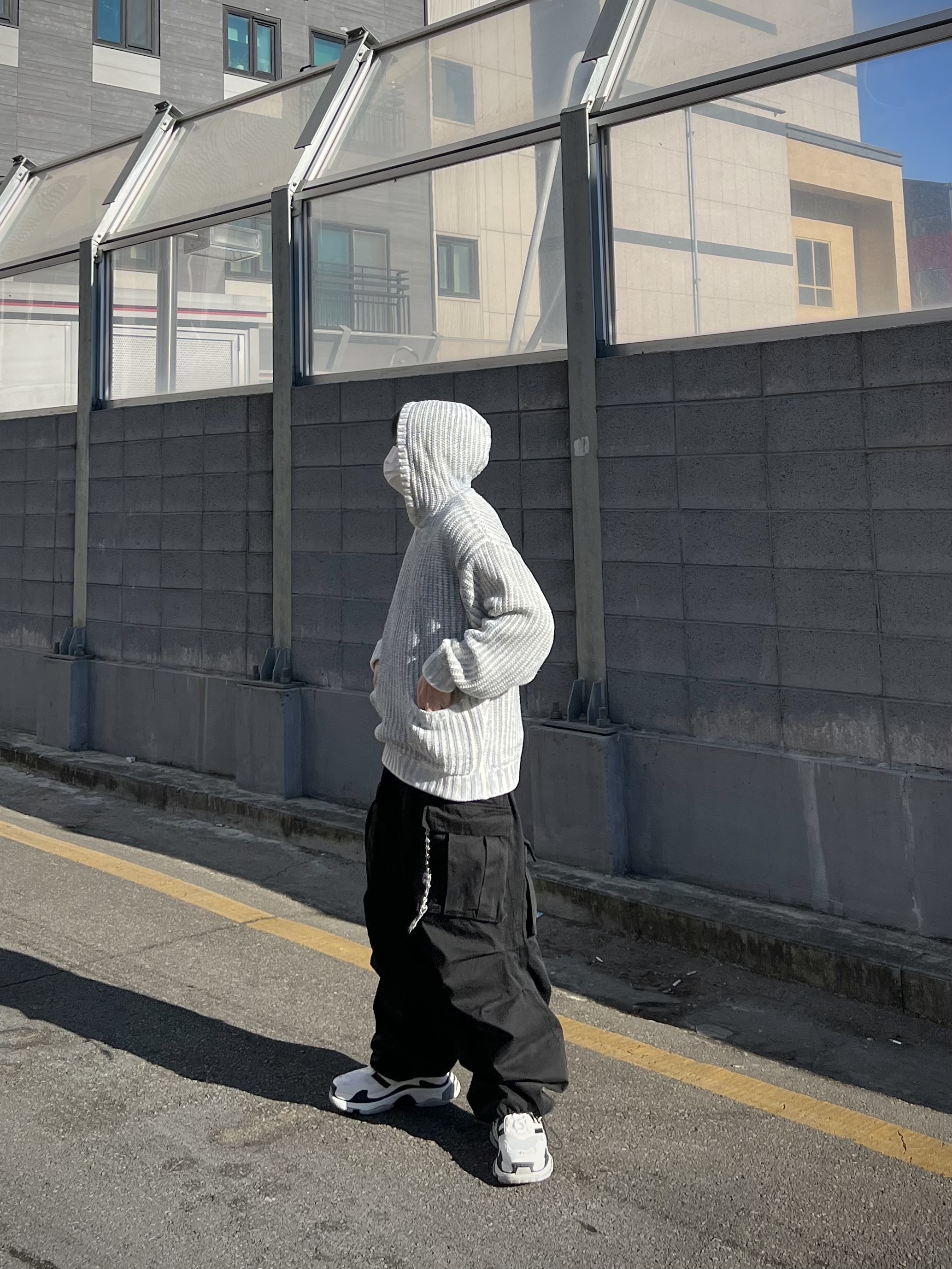 Balenciaga x Adidas Triple S Sneakers White Black 착용 스타일 - 3