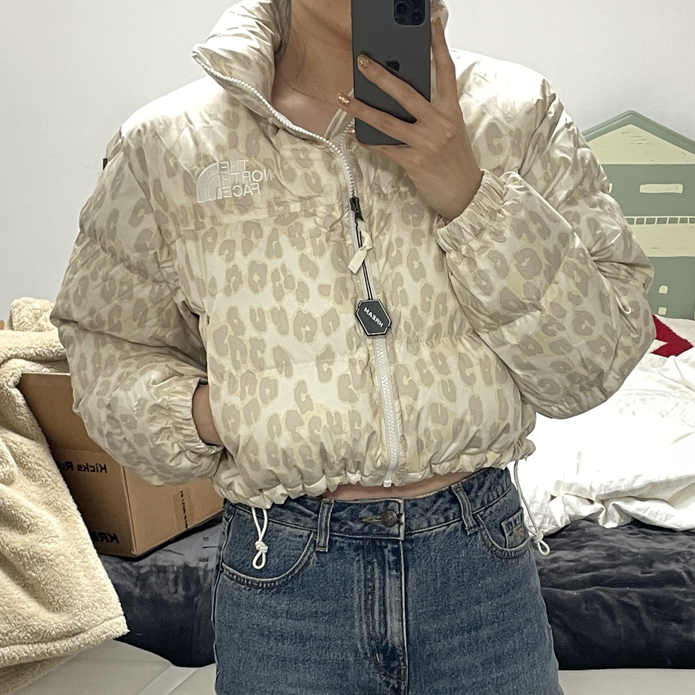(W) The North Face Print Nuptse Short Jacket Silver Grey Leopard Print 착용 스타일 - 1