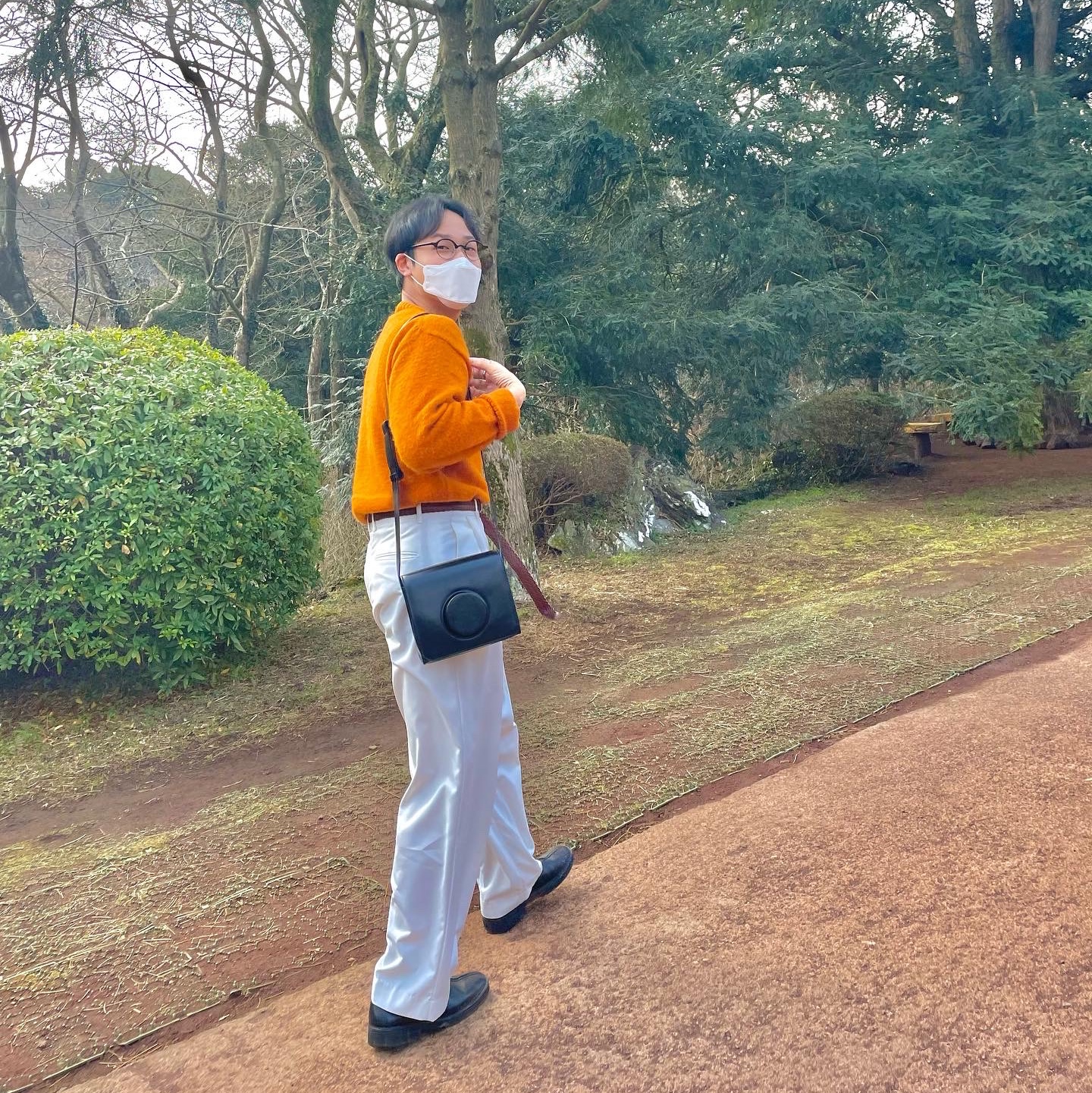 Lemaire Piped Slippers Black, Lemaire Camera Bag Vegetable-Tanned Leather Black 착용 스타일