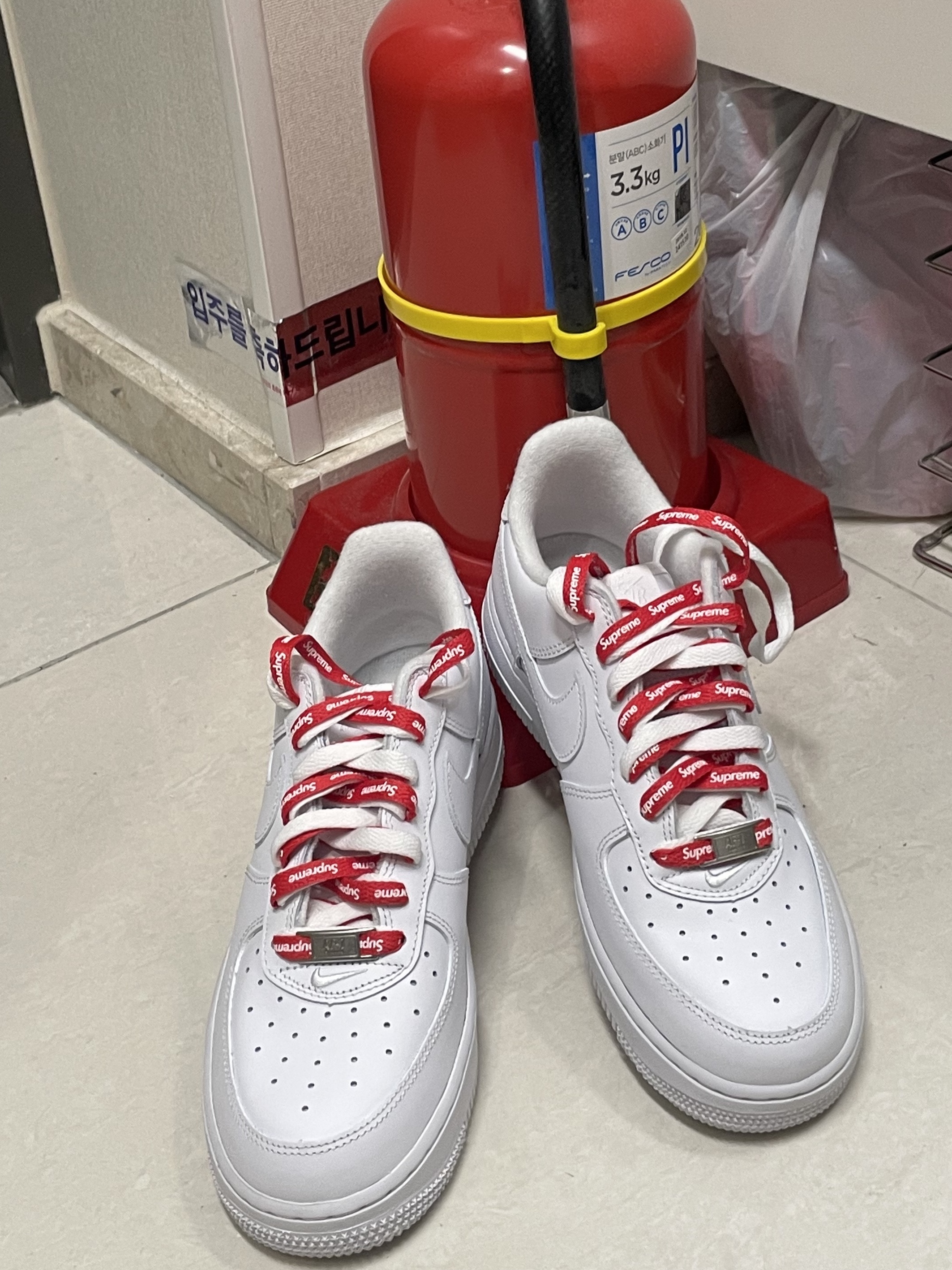 Nike x Supreme Air Force 1 Low White 착용 스타일 - 4