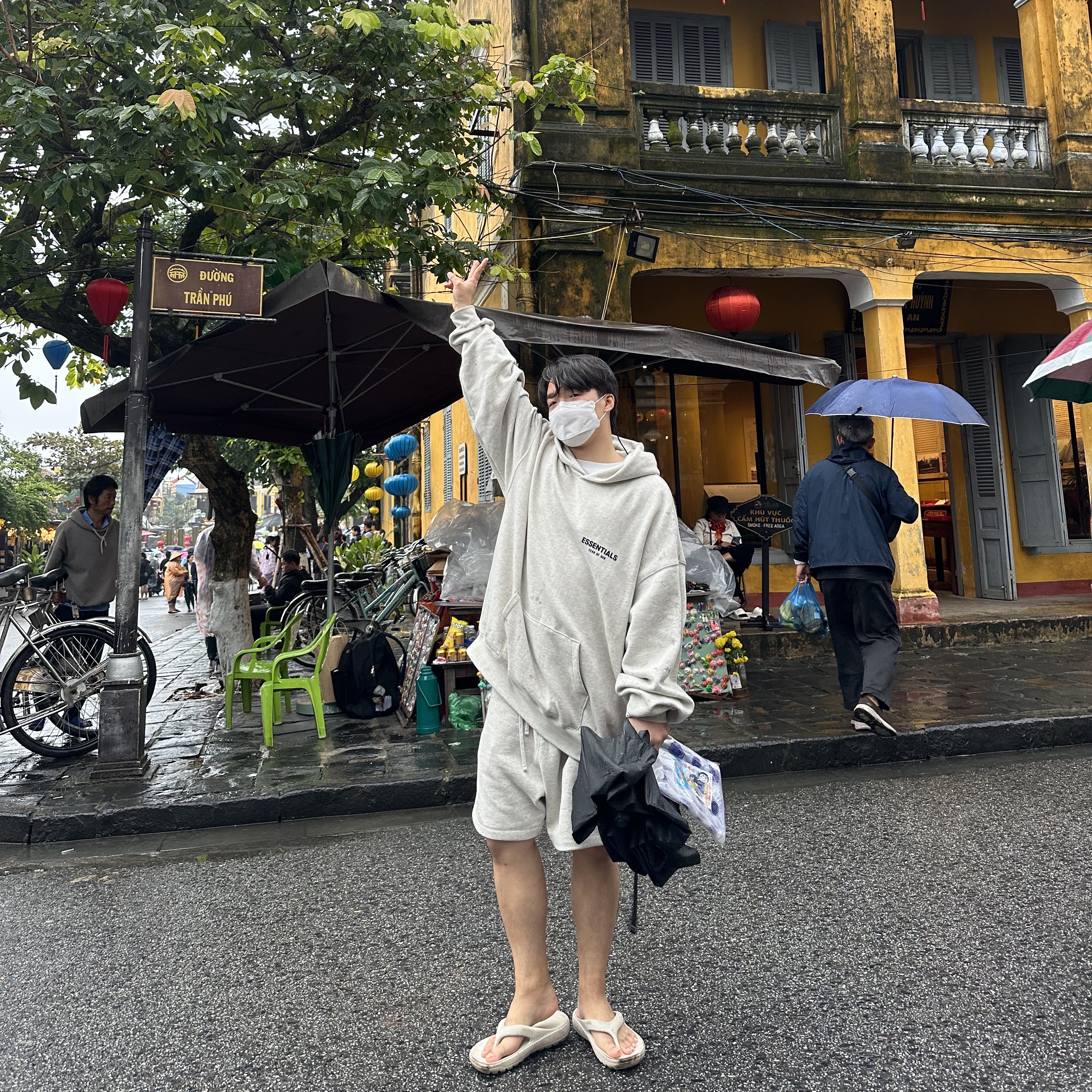 Off-White x Amore Pacific Protection Box (Without Cosmetics), Essentials The Core Collection Hoodie Light Oatmeal 착용 스타일 - 2