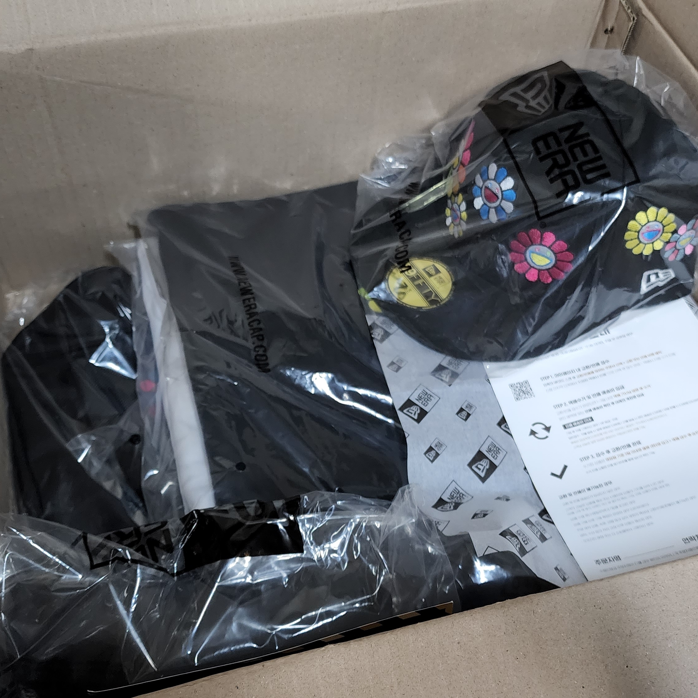 New Era x Murakami Takashi Ohana All Over Sized Cap Black 착용 스타일