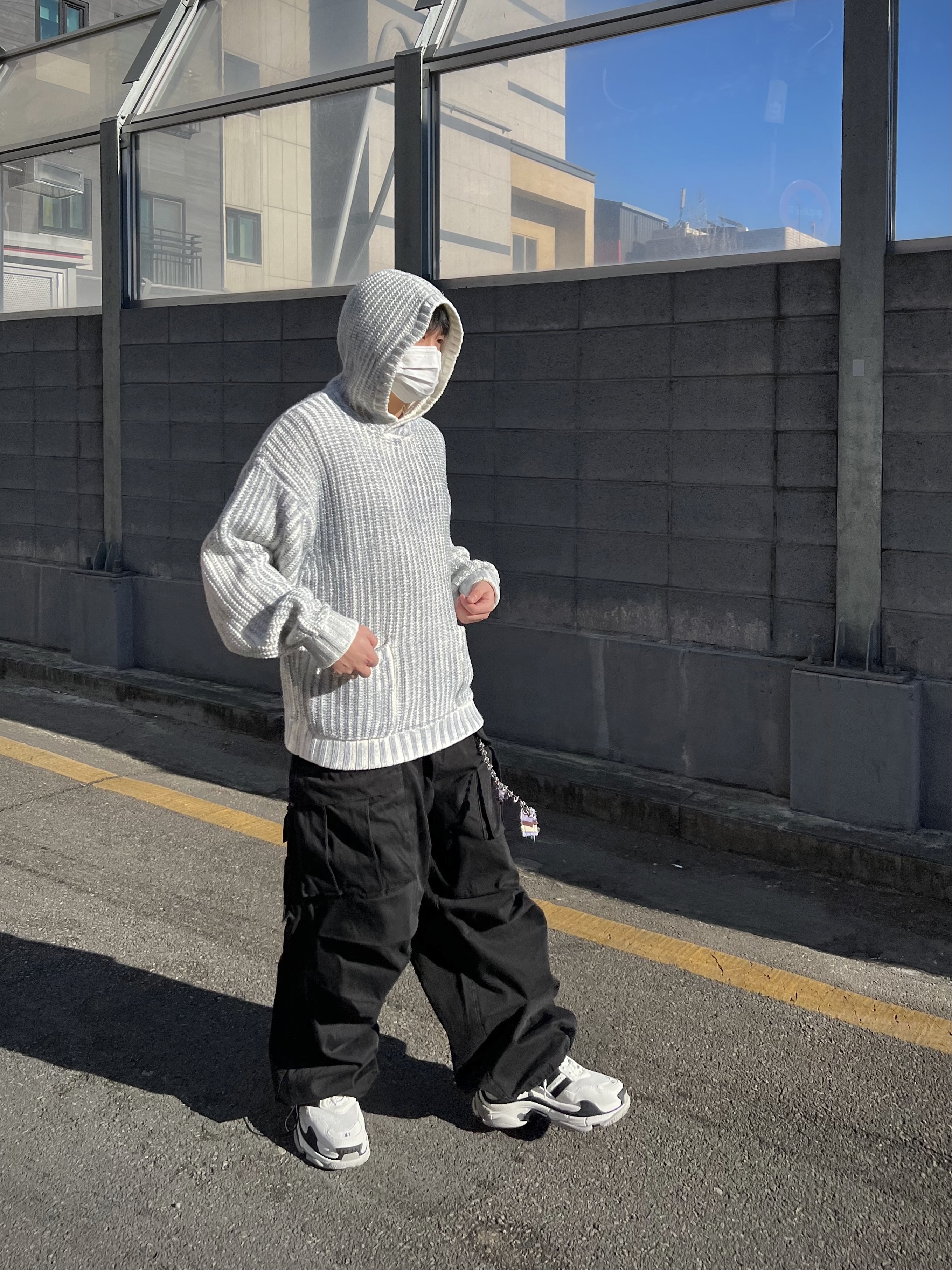 Balenciaga x Adidas Triple S Sneakers White Black 착용 스타일 - 1