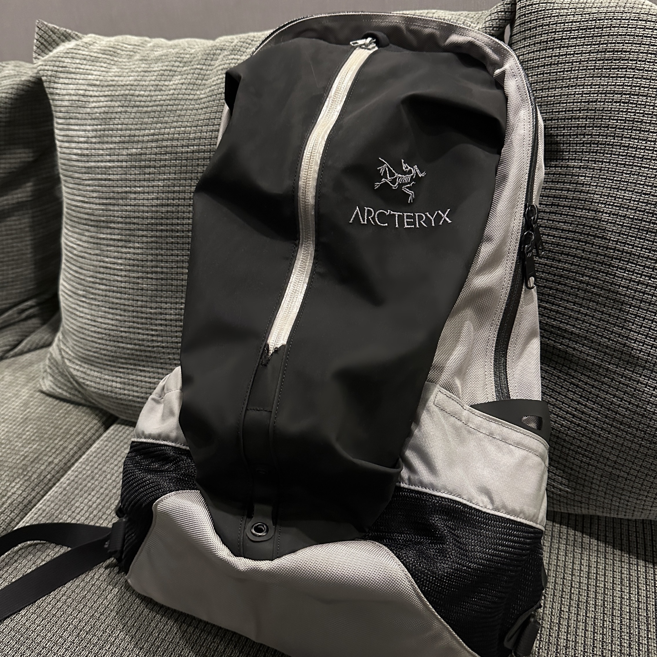 Arc'teryx Arro 22 Backpack Carbon Copy 착용 스타일