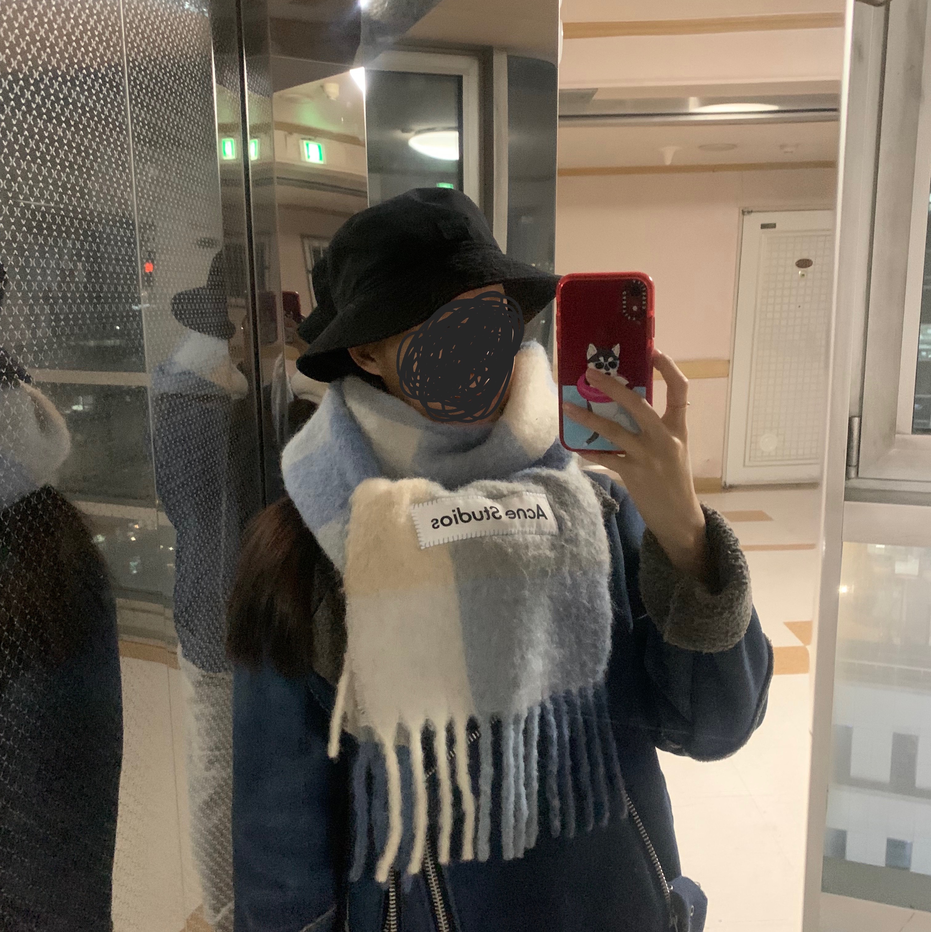 Acne Studios Twill Bucket Hat Sage Green, Acne Studios Mohair Check Muffler Pastel Blue Beige 착용 스타일 - 1