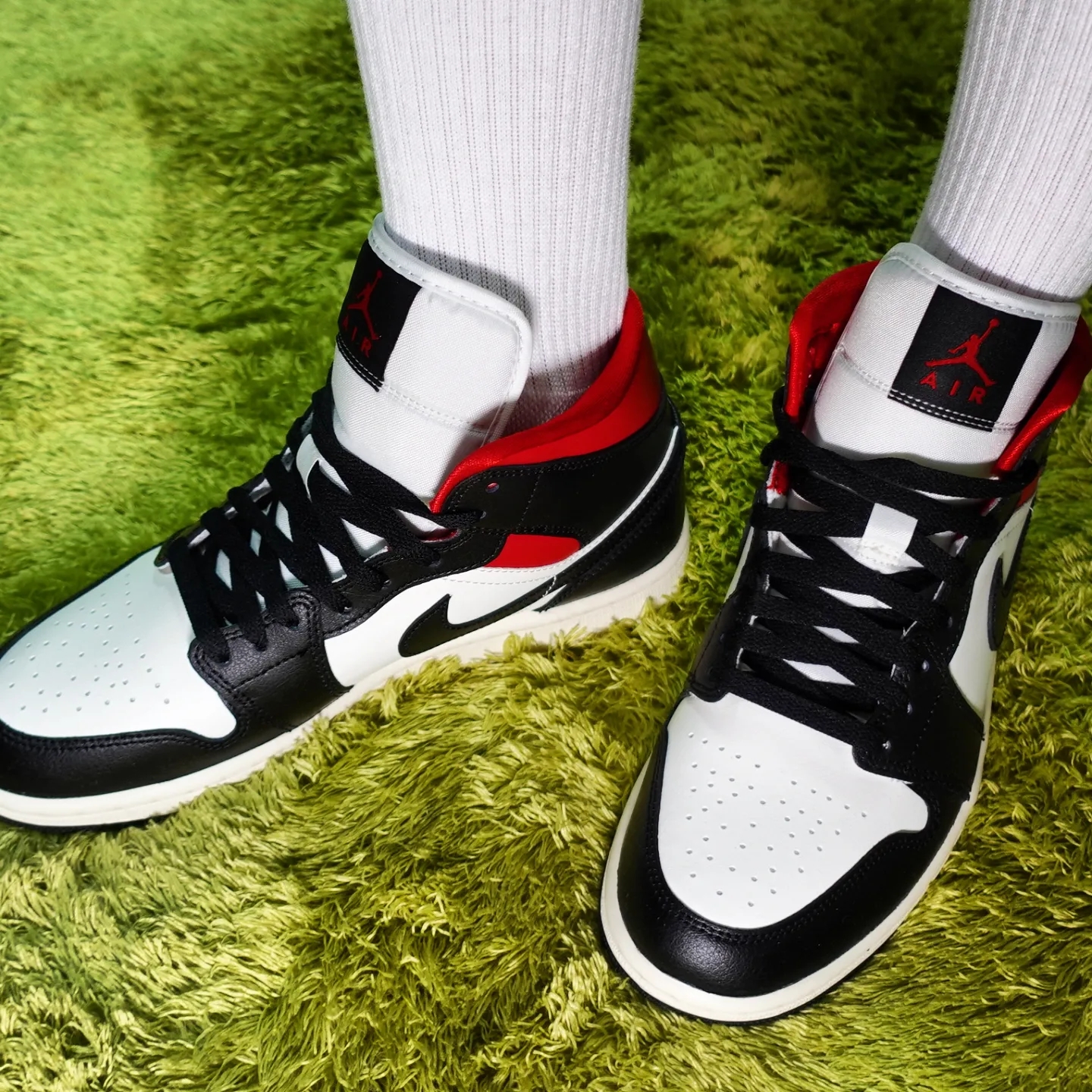 (W) Jordan 1 Mid Black Gym Red 착용 스타일 - 4