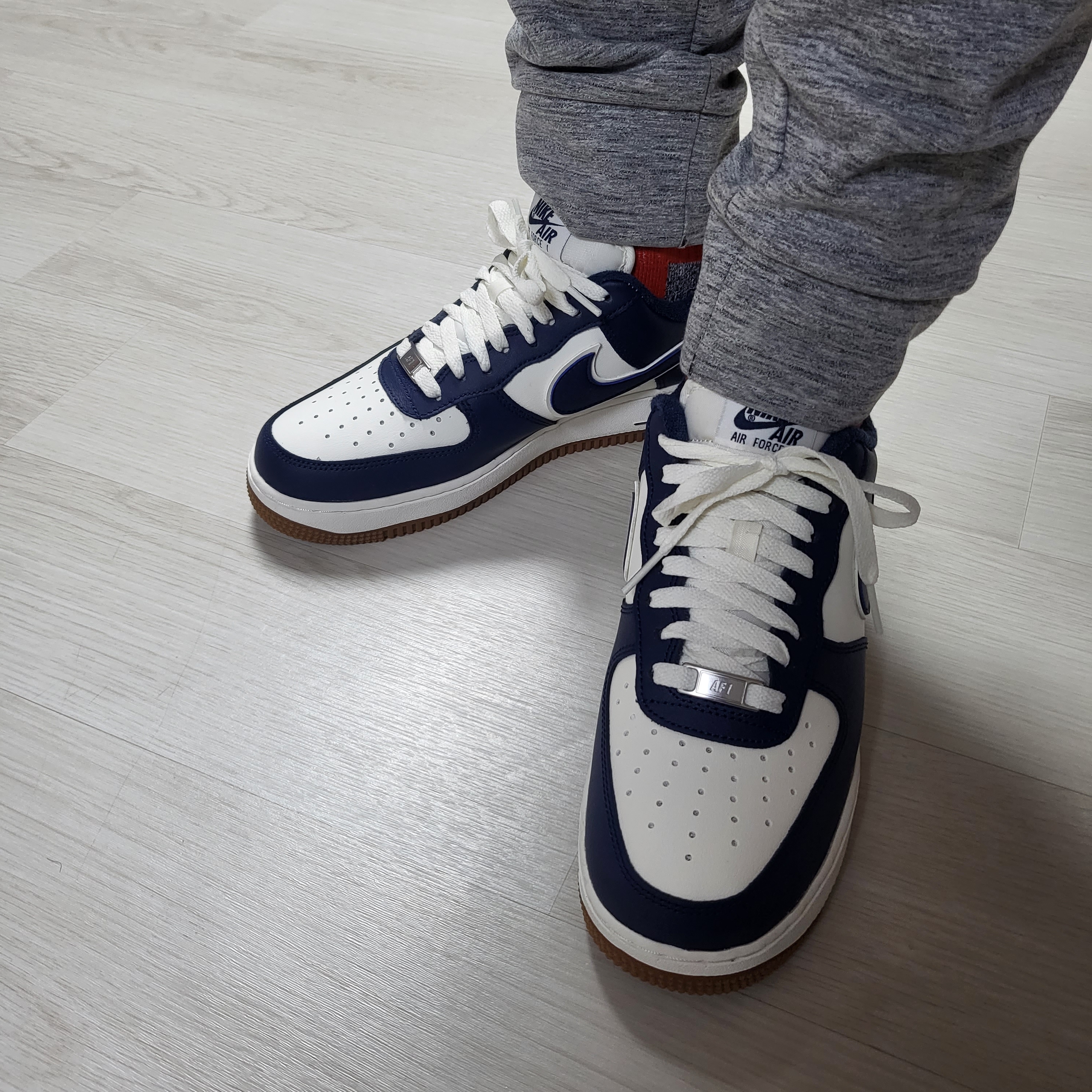 Nike Air Force 1 '07 LV8 Midnight Navy 착용 스타일
