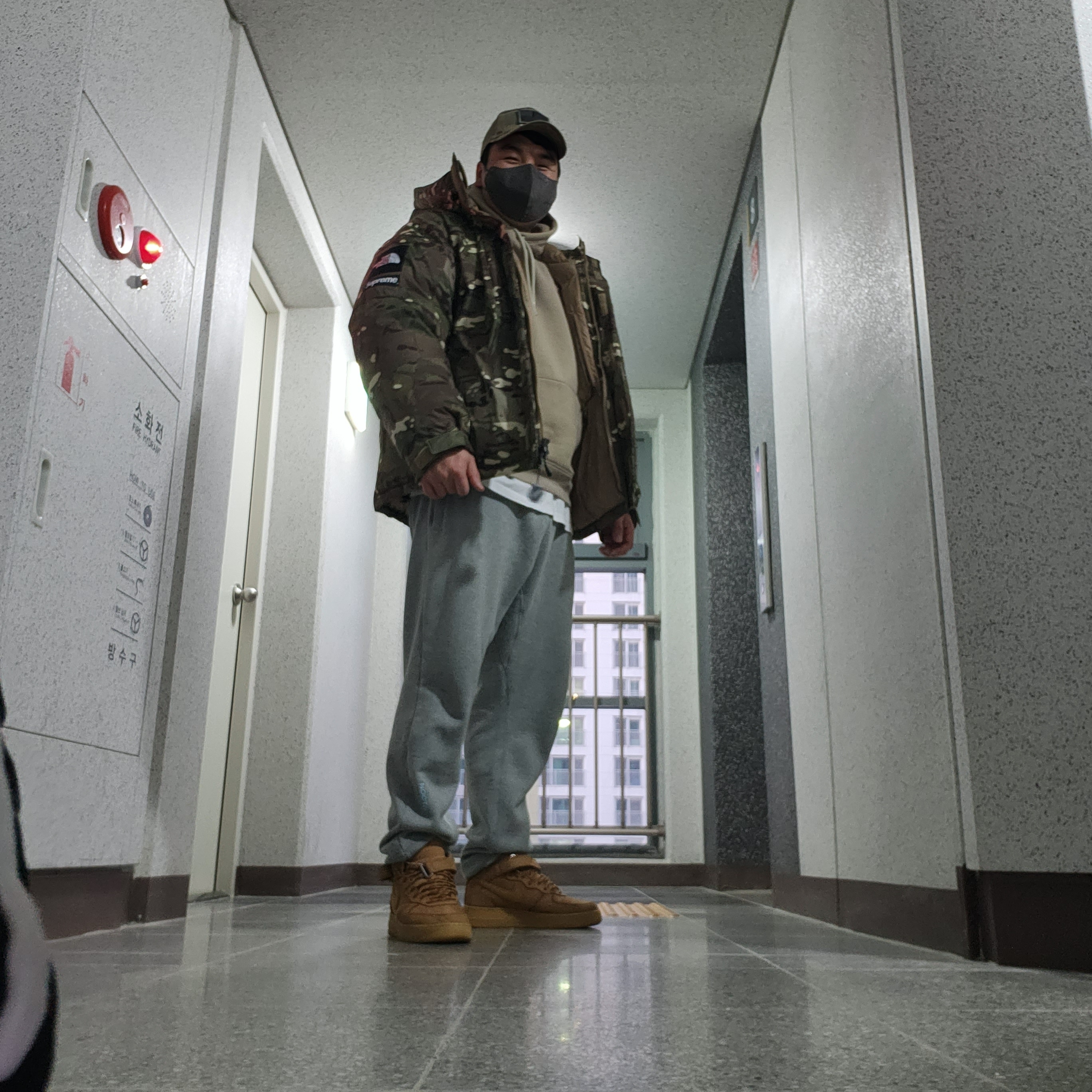 Supreme x The North Face Summit Series Rescue Baltoro Jacket Multi Camo - 22SS, Nike Air Force 1 Mid '07 WB Flax 착용 스타일