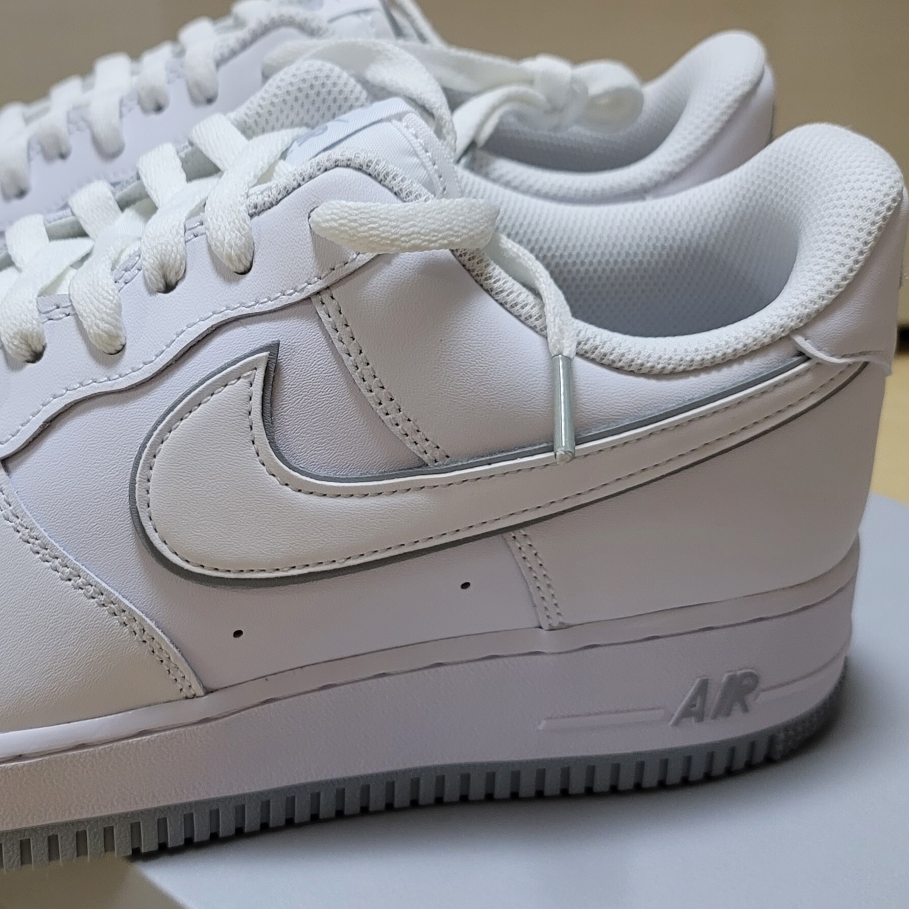 Nike Air Force 1 '07 White Wolf Grey 착용 스타일 - 2