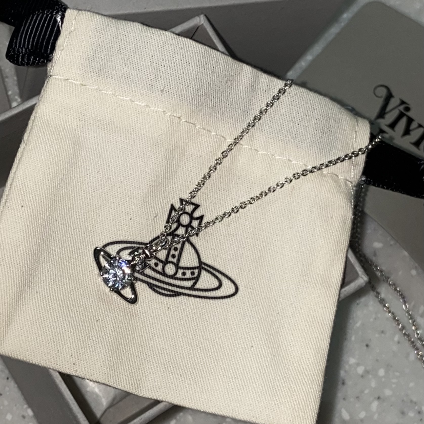 Vivienne Westwood Reina Pendant Silver 착용 스타일