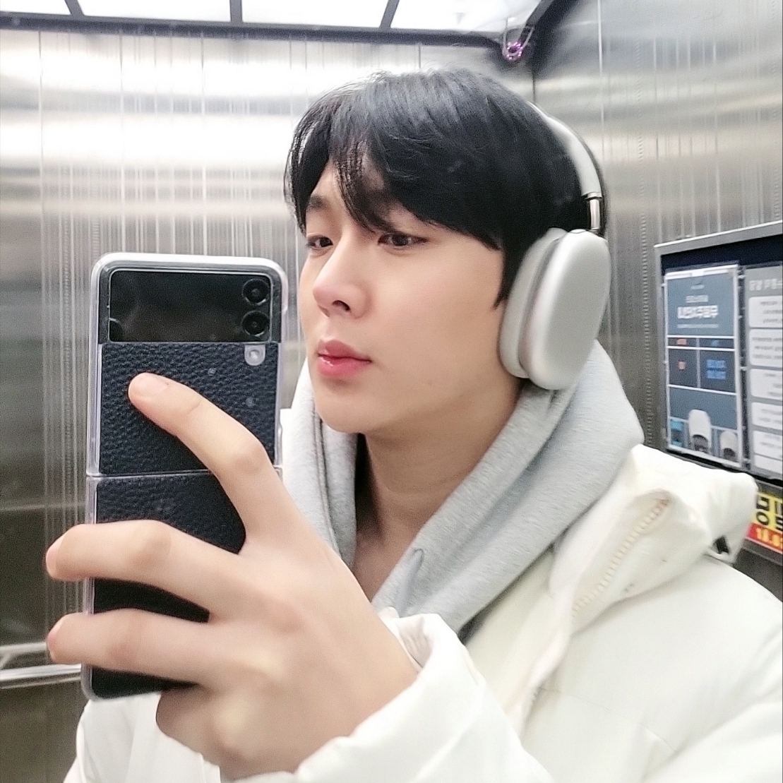 Apple AirPods Max Lightning Silver (Korean Ver.) 착용 스타일 - 2