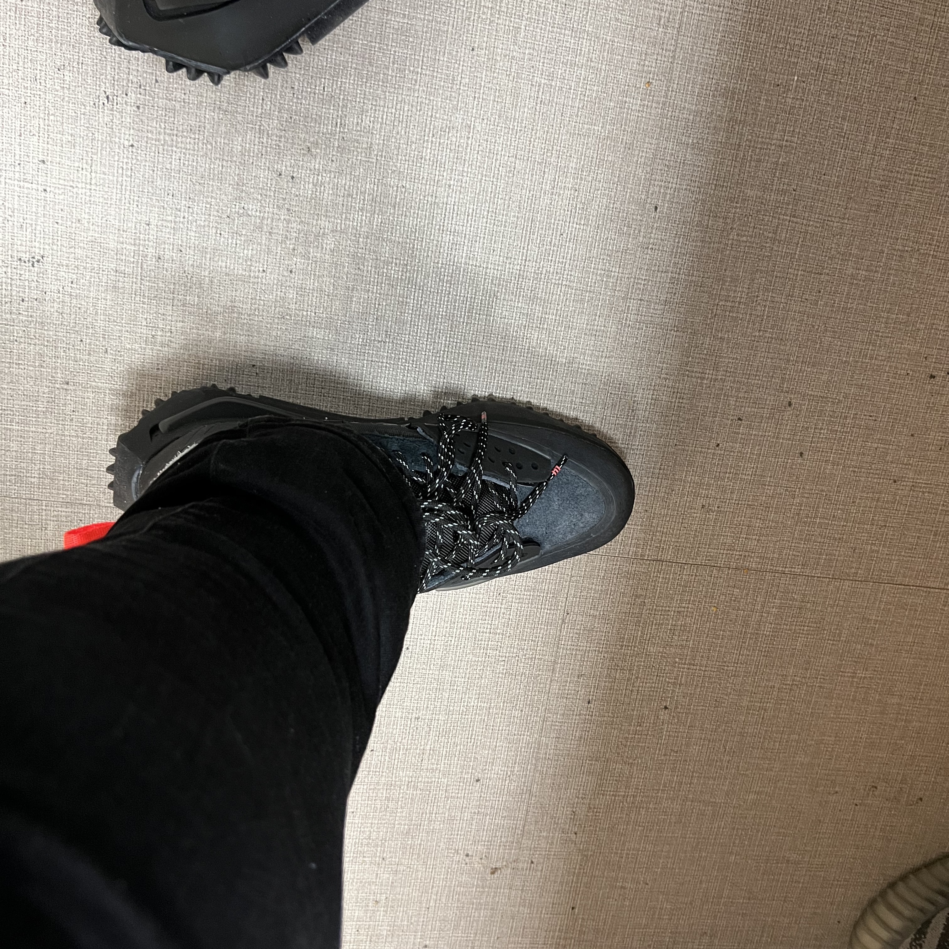 Adidas x Pharrell Williams Hu NMD S1 Ryat Core Black 착용 스타일 - 1