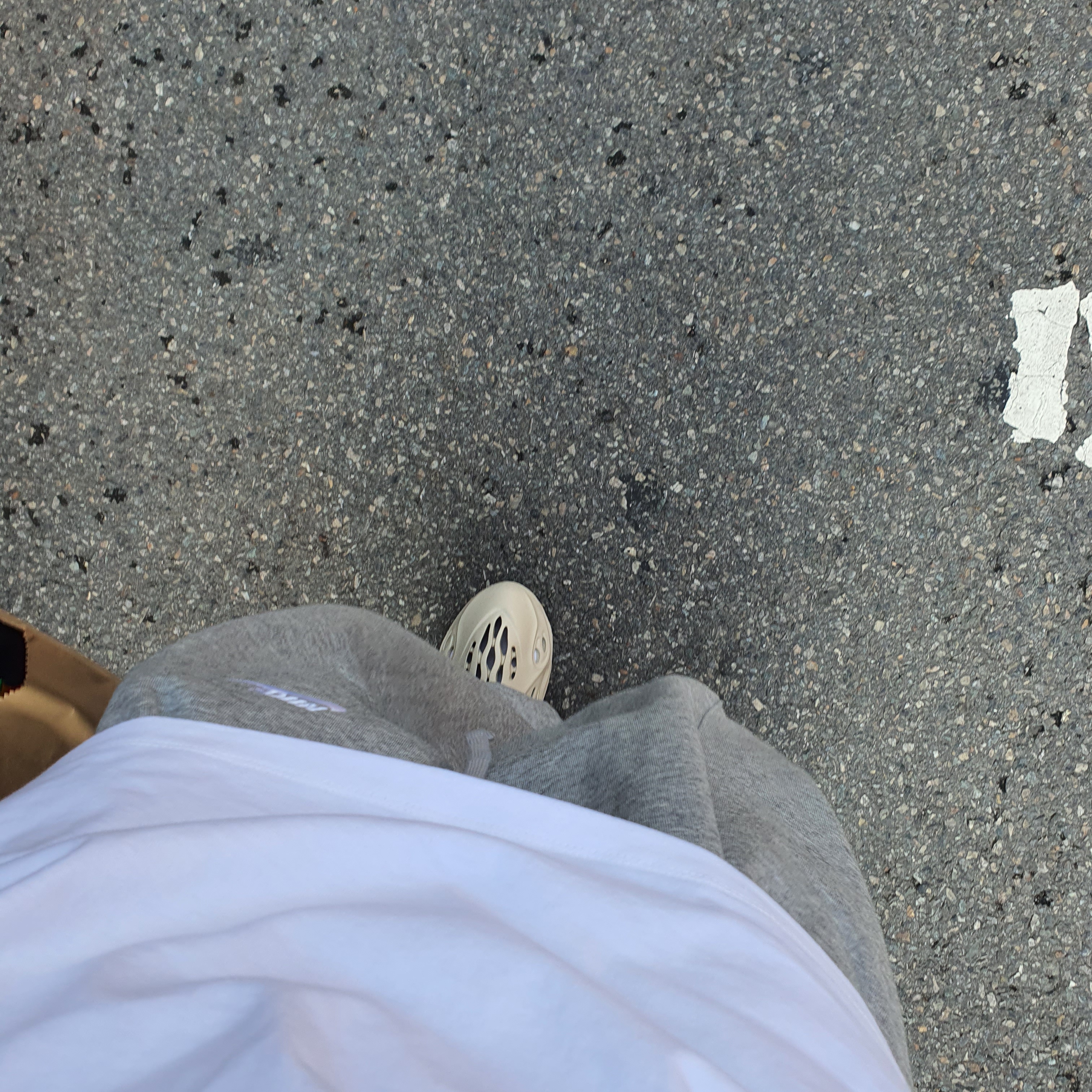Adidas Yeezy Foam RNNR Sand 착용 스타일
