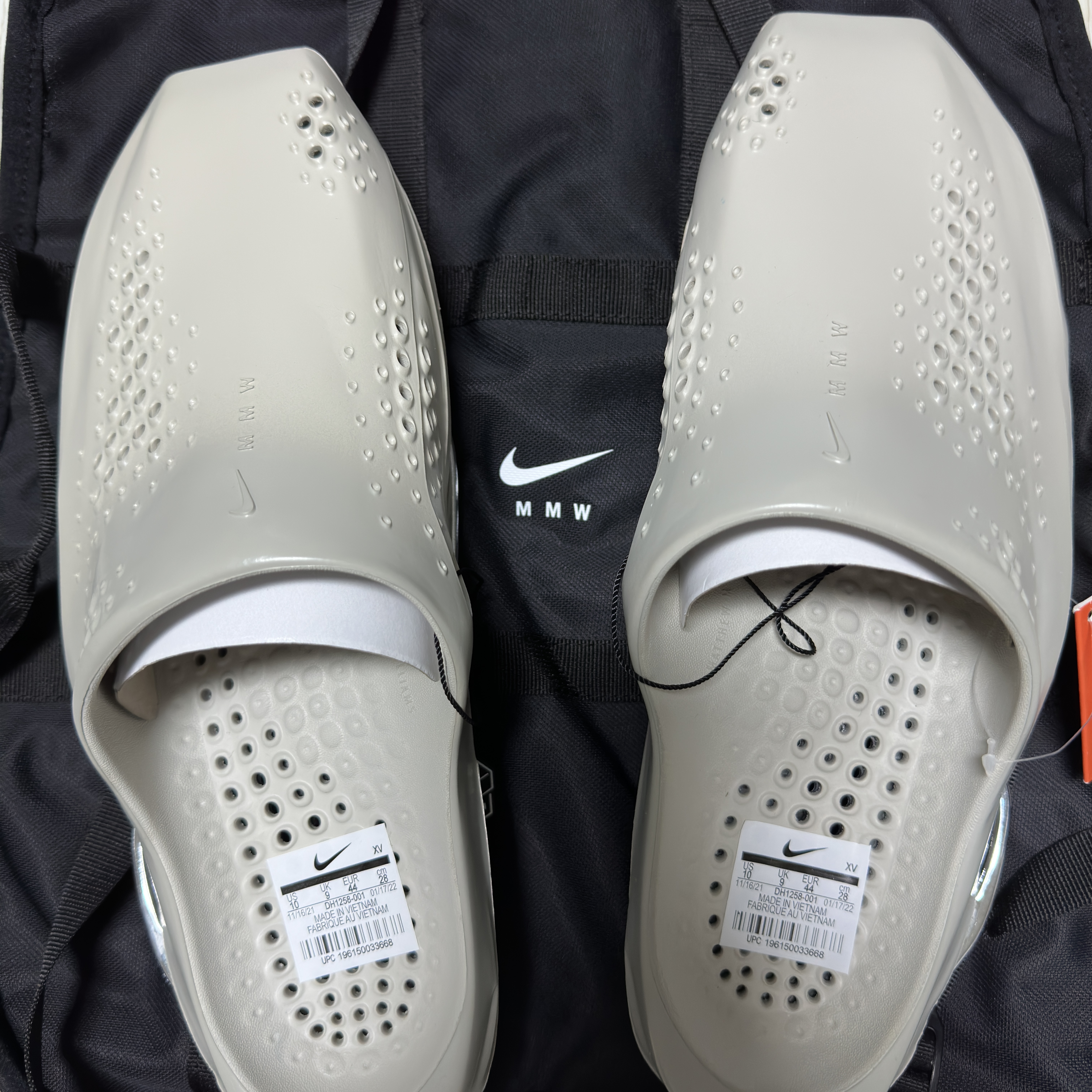 Nike x Matthew M Williams 005 Slide Light Bone and Chrome 착용 스타일 - 3
