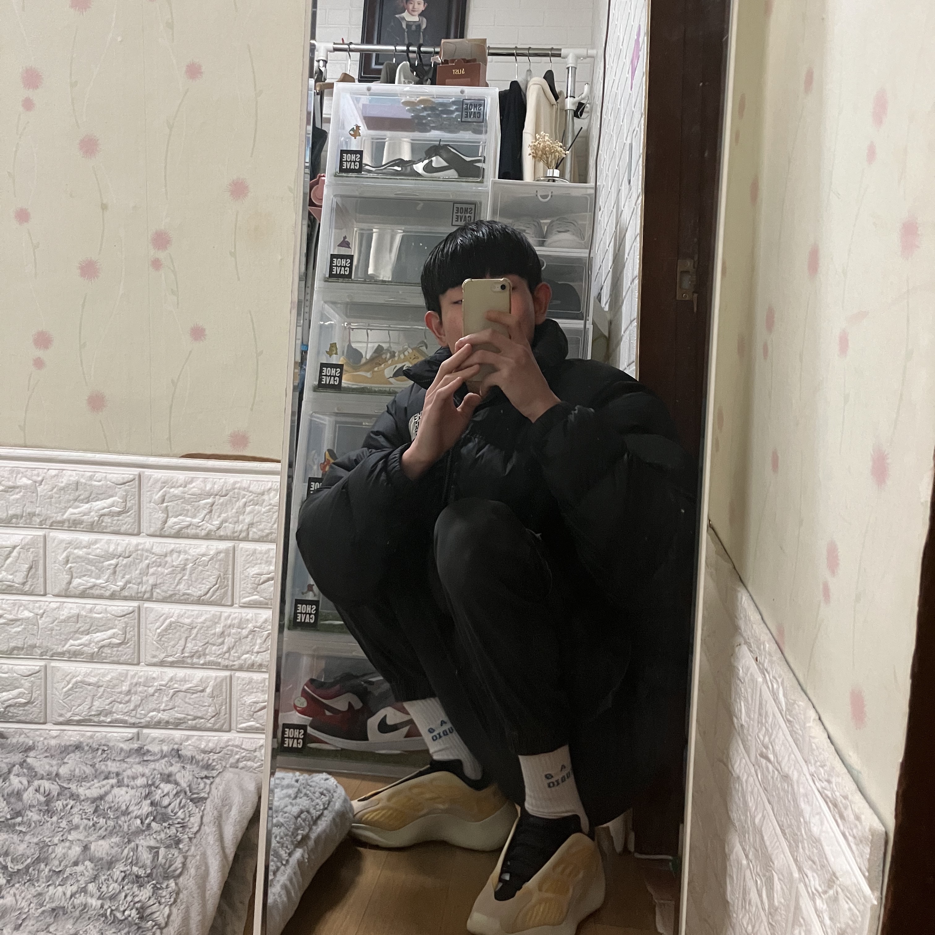 Adidas Yeezy 700 V3 Mono Safflower, IAB Studio Socks White Set 착용 스타일