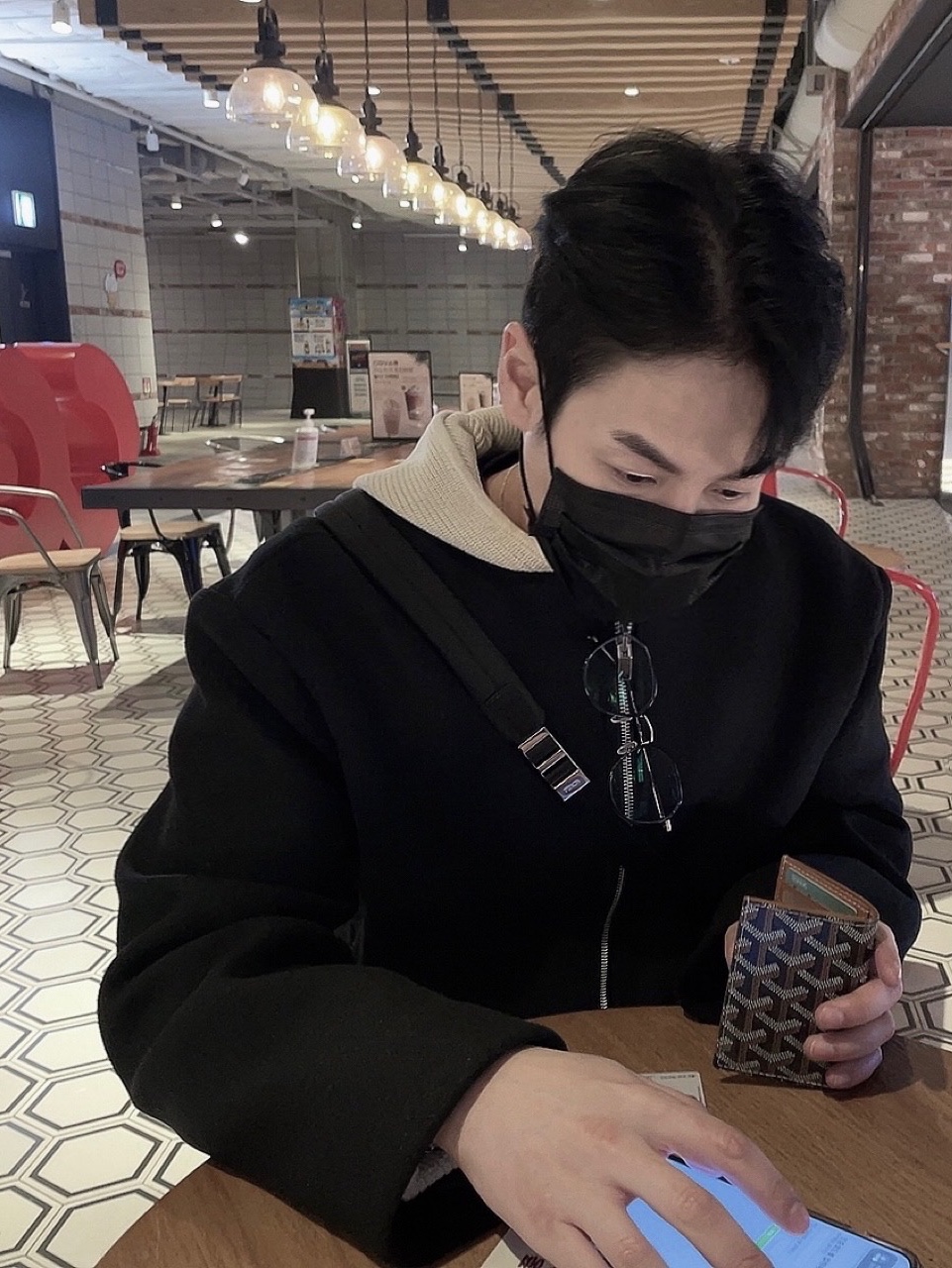 Goyard Saint Pierre Card Holder Black Tan, Prada Nylon Crossbody Bag Black 착용 스타일