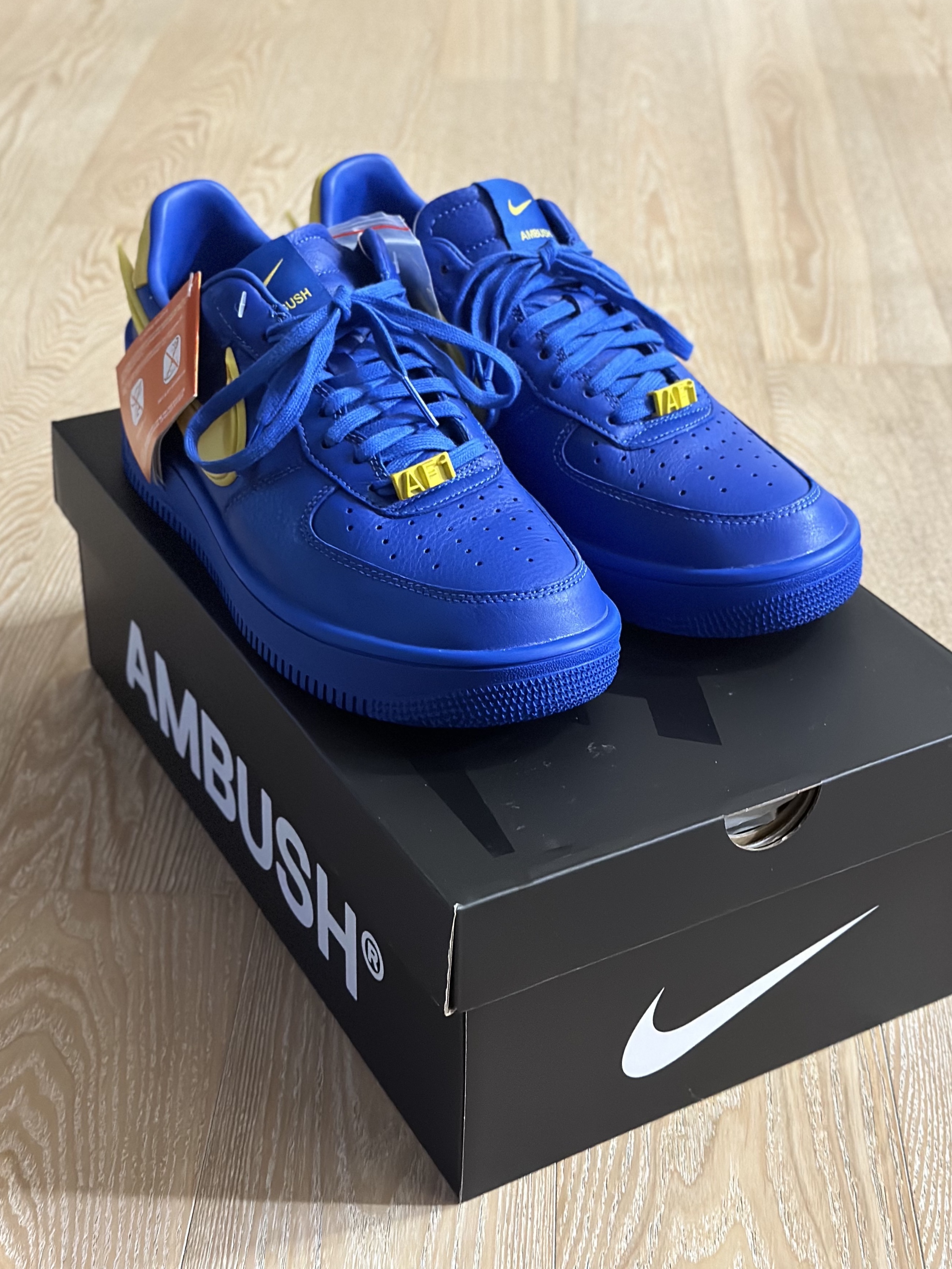 Nike x Ambush Air Force 1 Low SP Game Royal and Vivid Sulfur 착용 스타일 - 1