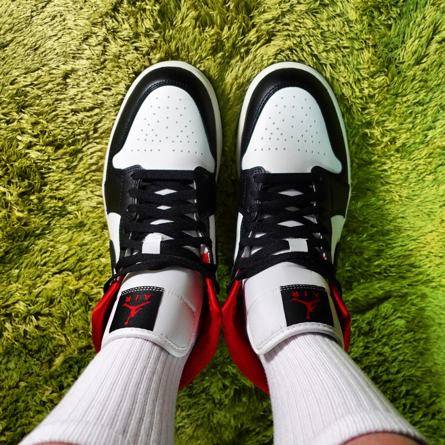 (W) Jordan 1 Mid Black Gym Red 착용 스타일 - 3