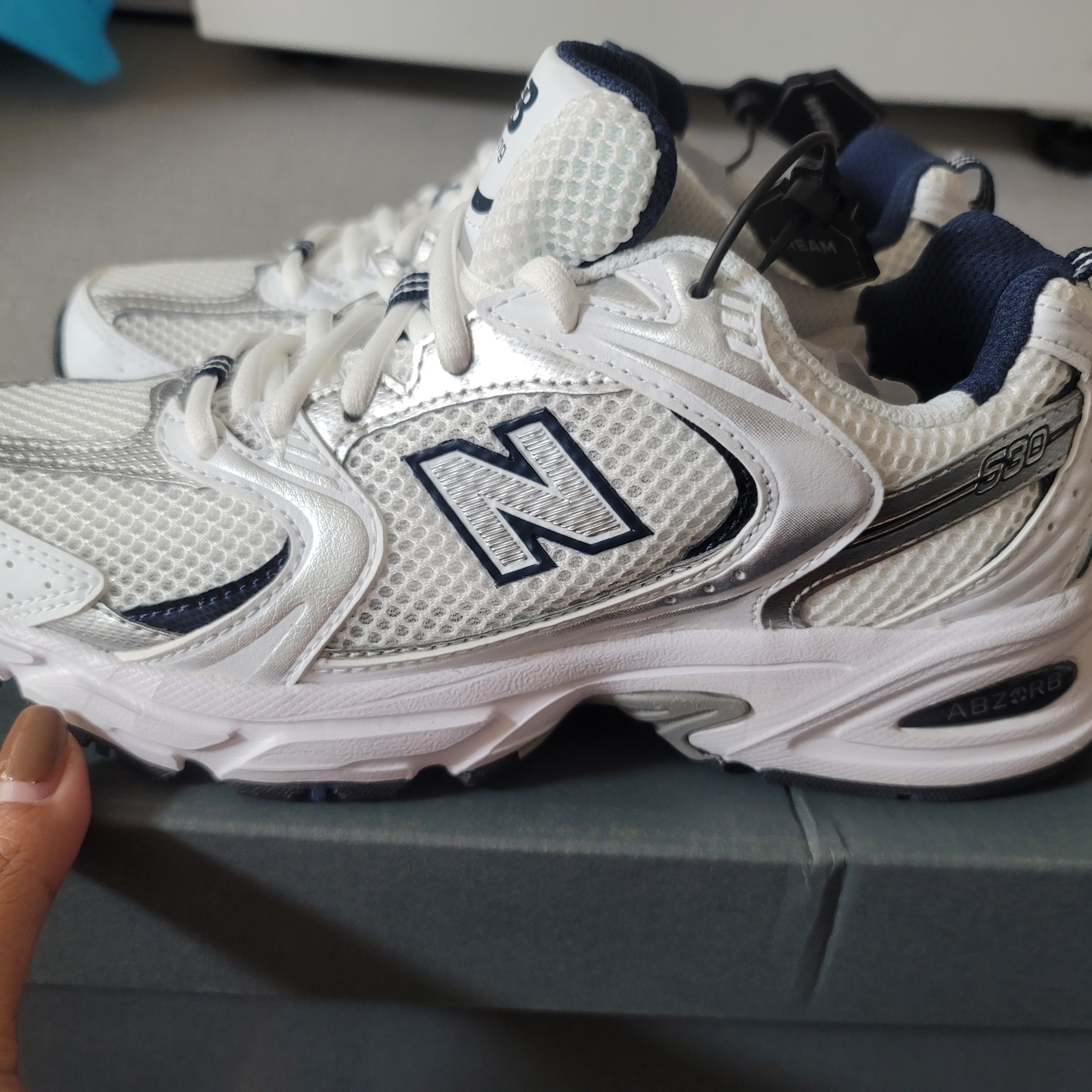 New Balance 530 White 착용 스타일