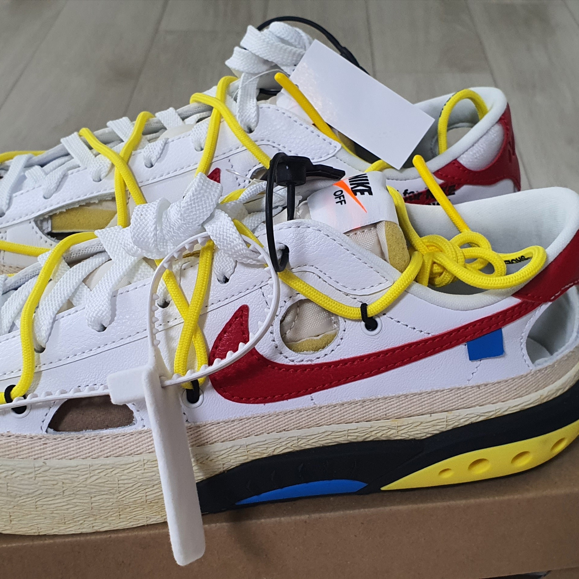 Nike x Off-White Blazer Low '77 White and University Red 착용 스타일
