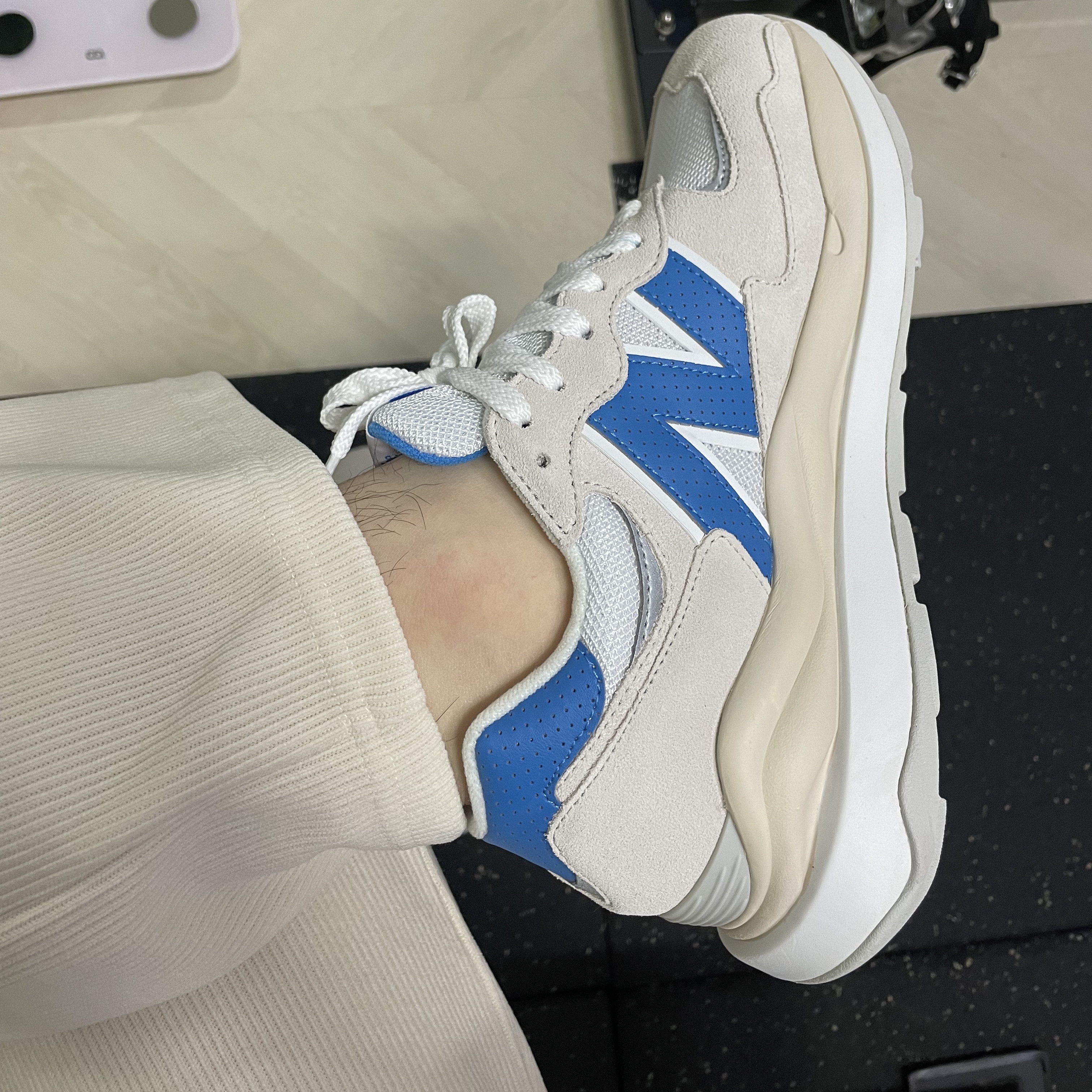 New Balance 5740 Sea Salt Helium 착용 스타일